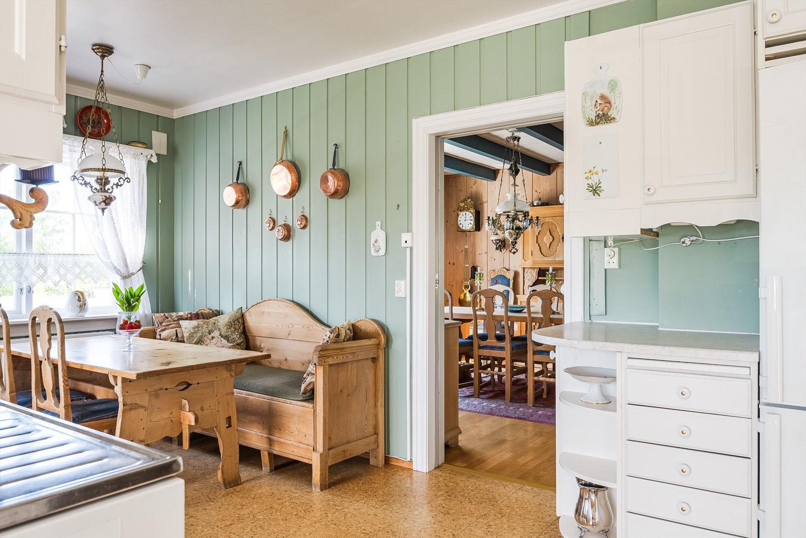 Kjøkken/spisestue har adkomst fra både spisestuen og gangen. Galleribilde