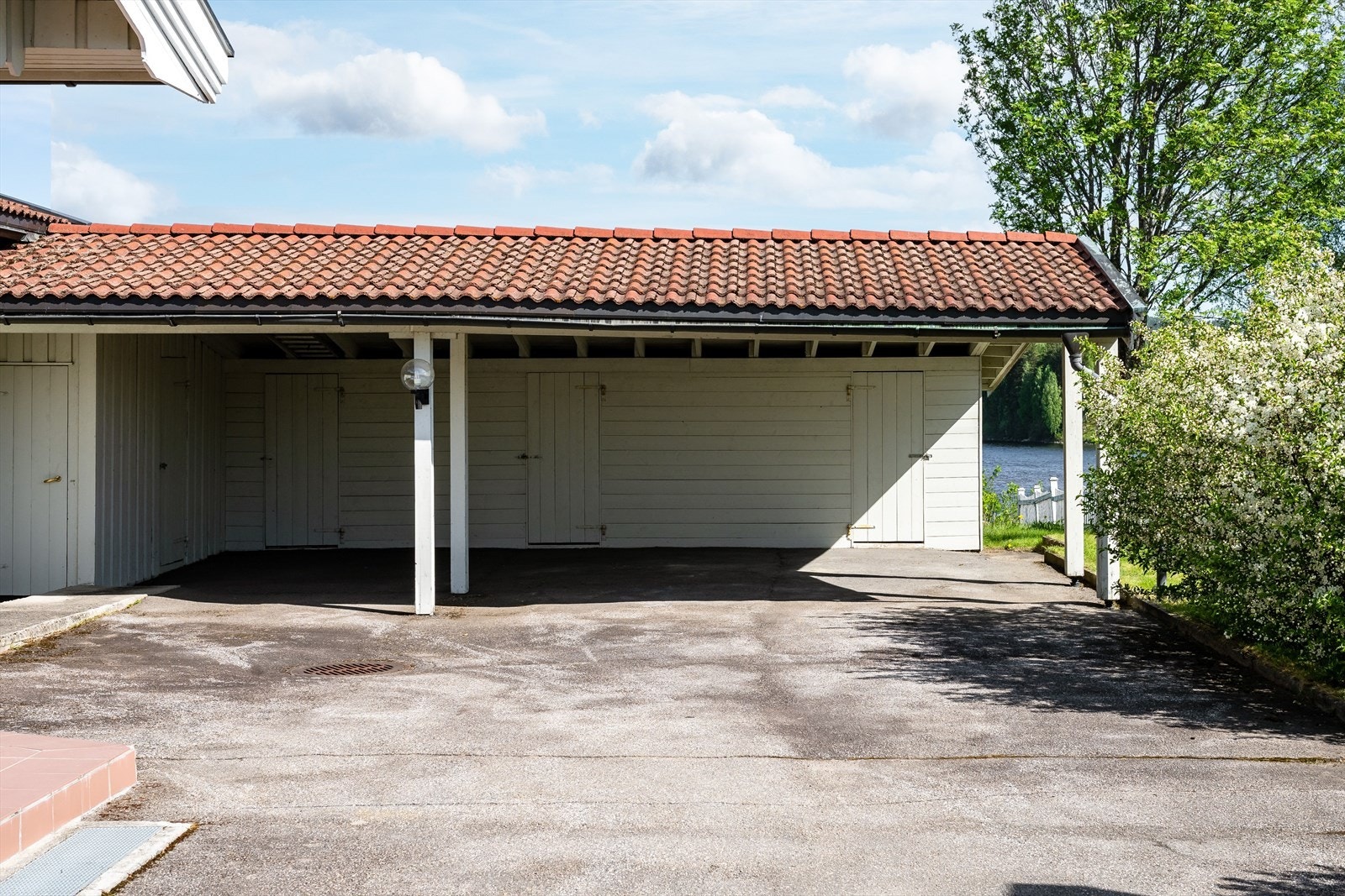 Boligen har inntilbygget carport på ca. 50m² (ikke beregningsmessig areal), lagerbod på ca. 7m², samt 3 bodrom uten målverdig areal på ca. 13m². Galleribilde
