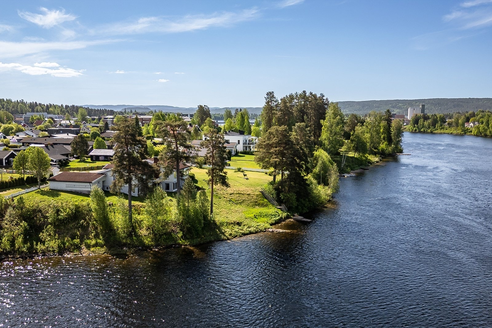 Fra eiendommen er det kun ca. 600 meter til Elverum ungdomsskole. Like ved ungdomsskolen ligger også svømmehall, idrettsanlegg, skatepark og Restvold med fotballbaner, tuftepark, lekeplasser og benker. Galleribilde