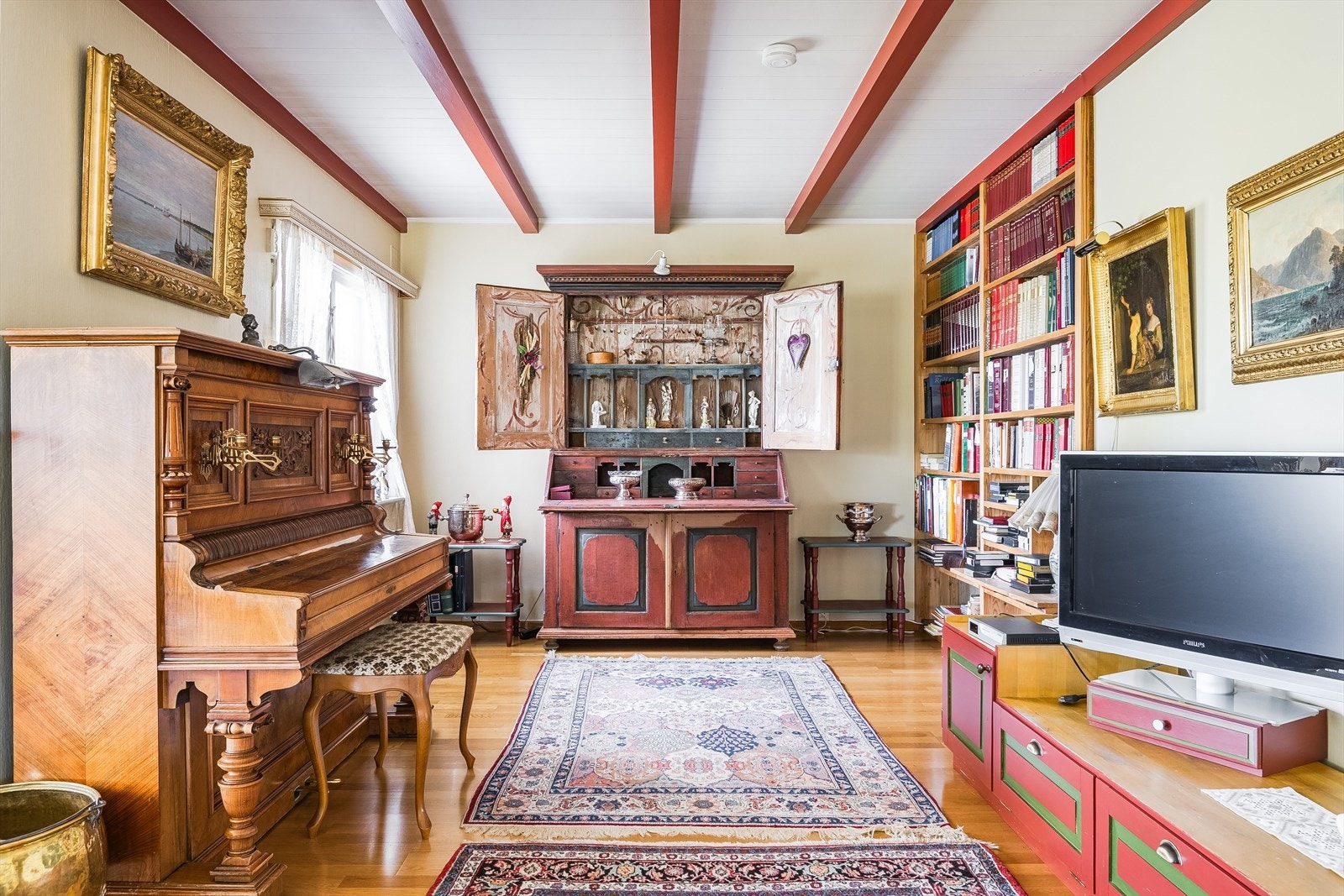 Stuen er romslig og kan enkelt innredes med ulike soner og sittergupper. Galleribilde