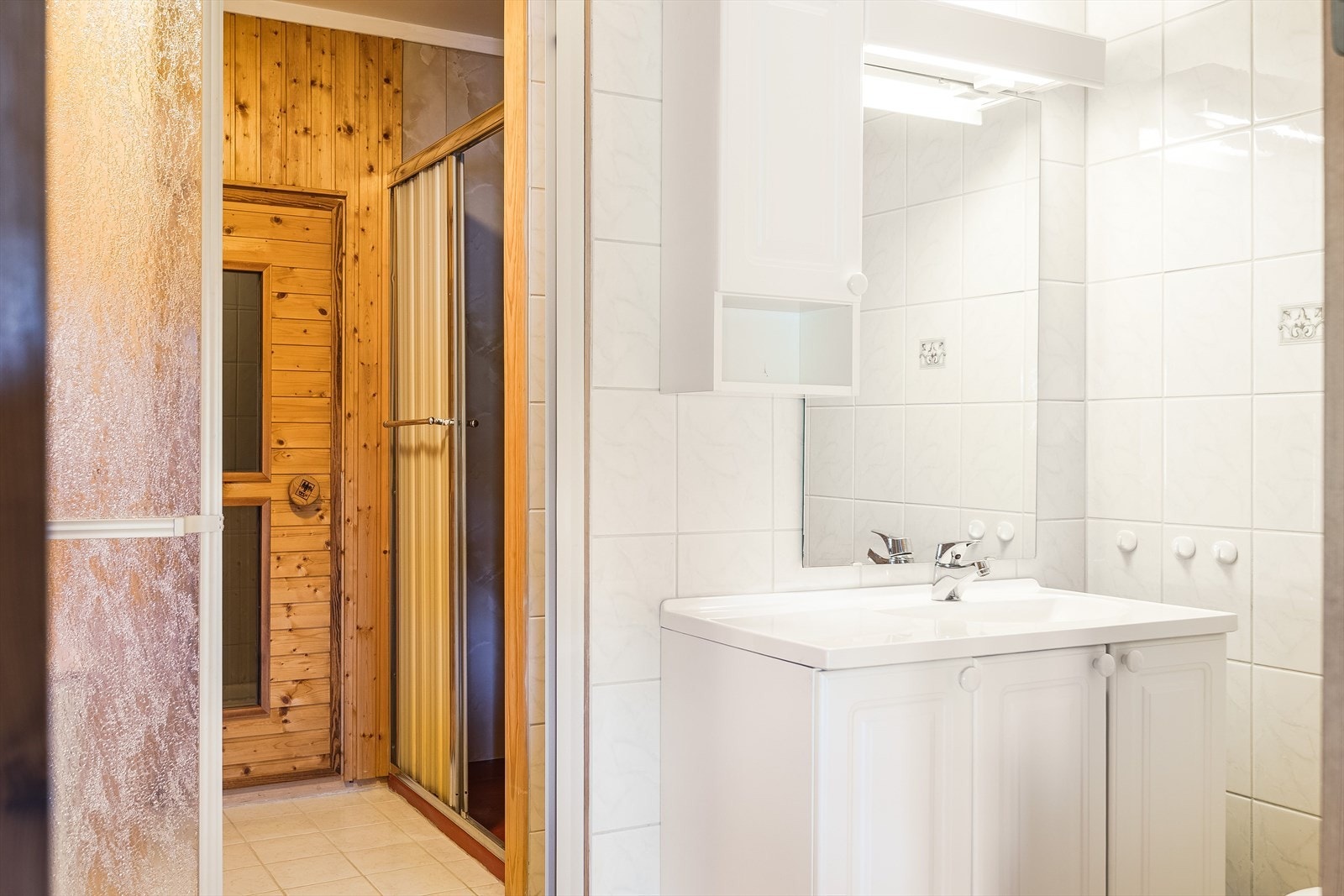 Toalettrom, baderom og badstue i underetasjen. Galleribilde