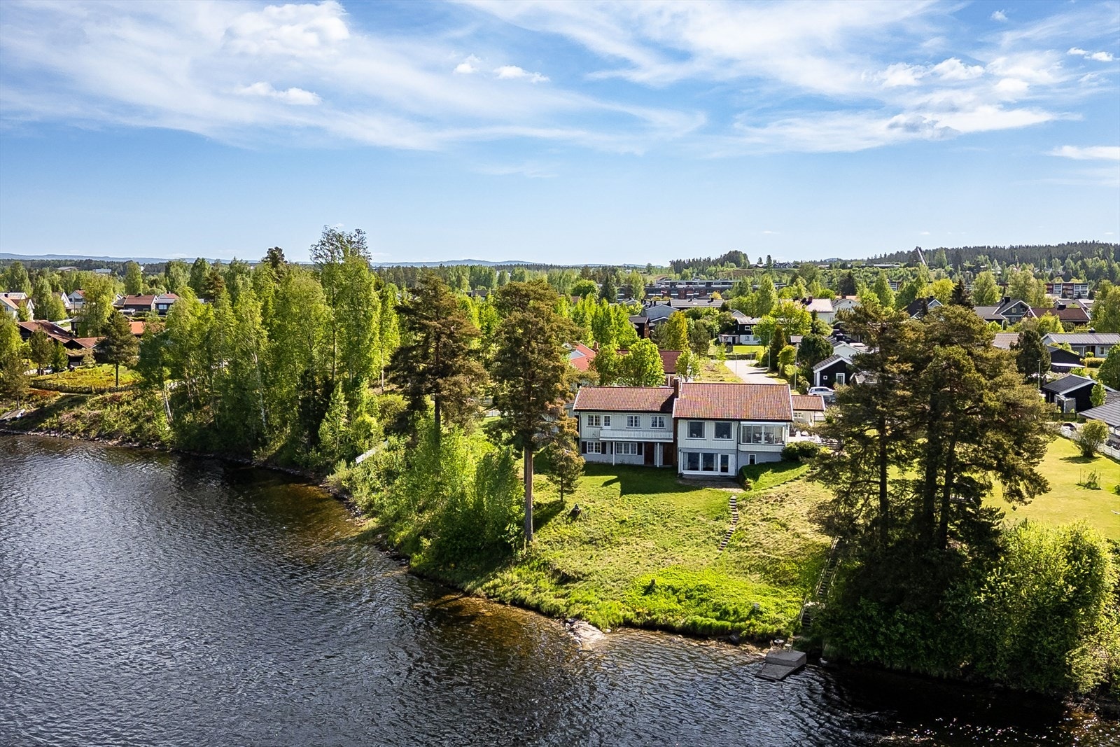 En stor, solrik og fantastisk flott strandeiendom på ca. 3 087,3m² som er bebygd med en arkitekttegnet enebolig fra 1976 og et stabbur fra 1986. Galleribilde