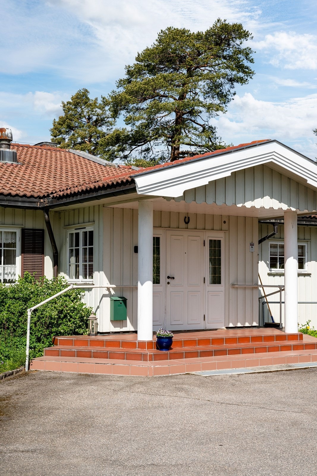 Du ønskes velkommen inn via et flott overbygget inngangsparti belagt med fliser. Galleribilde