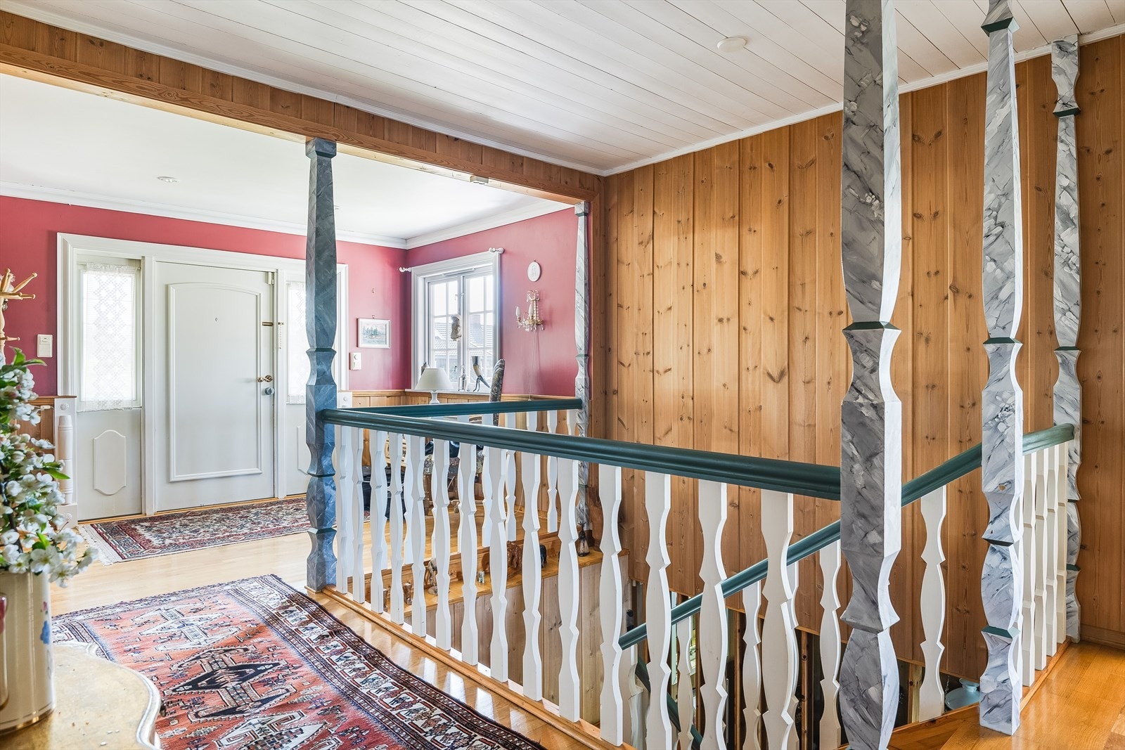 Når du entrer boligen kommer du inn i en romslig hall. Galleribilde