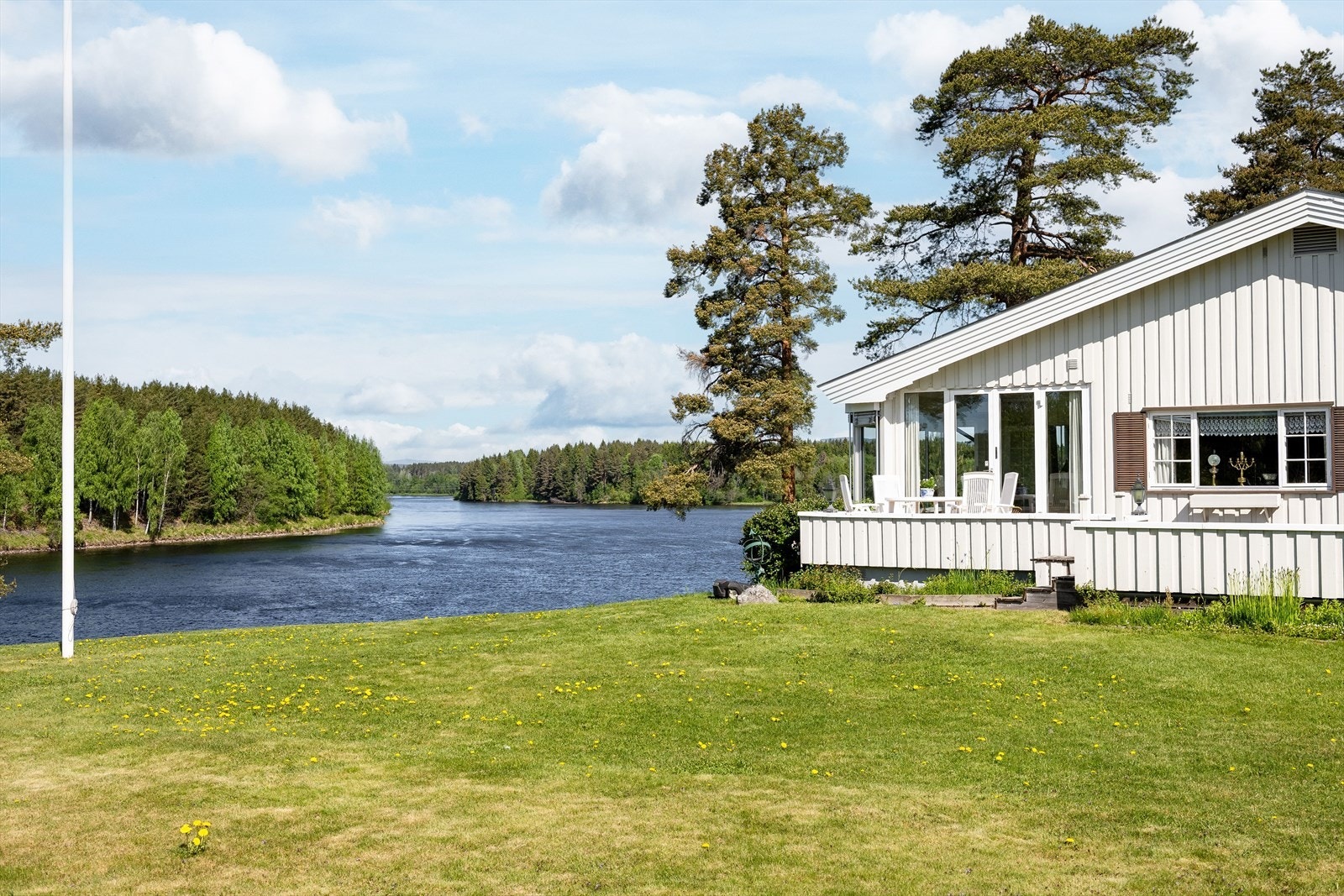 Fra vinterhagen er det videre adkomst til en stor og solrik åpen terrasse mot syd. Galleribilde