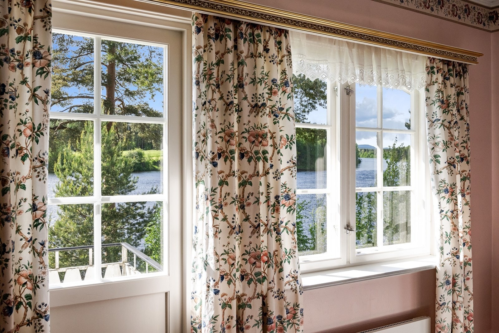 Soverommet har store vinduer med nydelig utsikt. Galleribilde