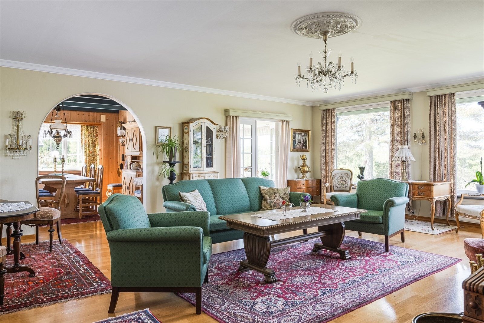 Boligen holdes god og lun med bergvarme til radiatorer. Bergvarmepumpe fra ca. 2007 plassert i teknisk rom i underetasje. Galleribilde