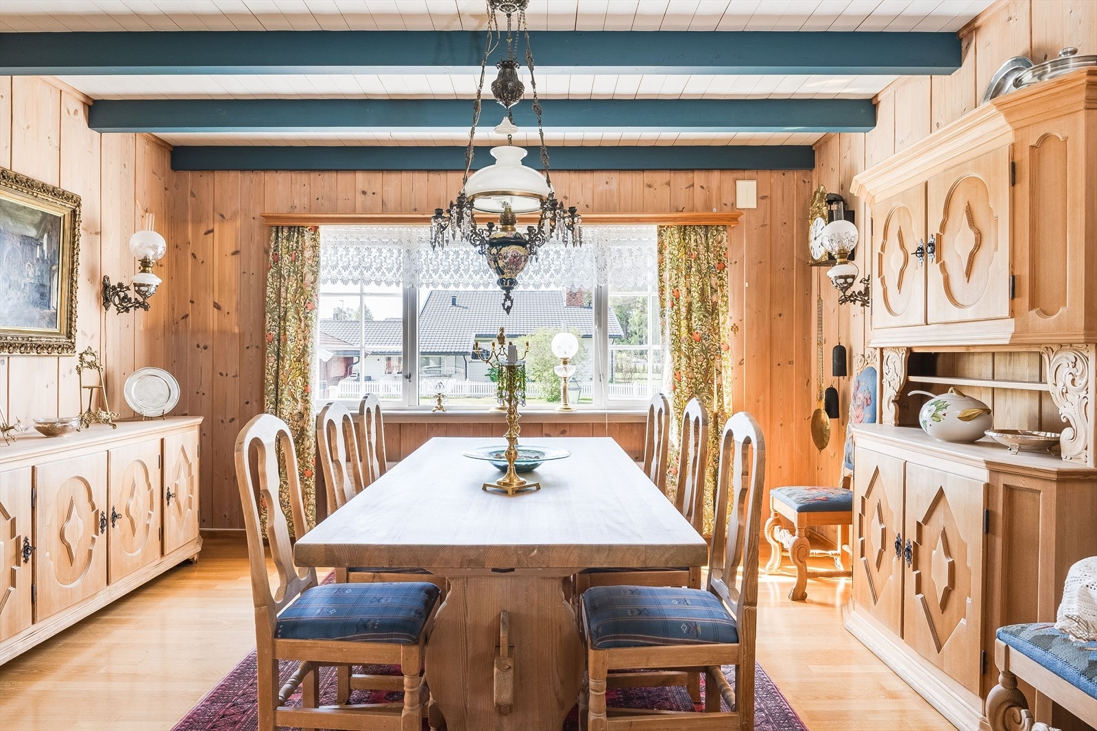 Lys og hyggelig spisestue god plass til et stort spisebord, samt hyller og sjenker. Galleribilde