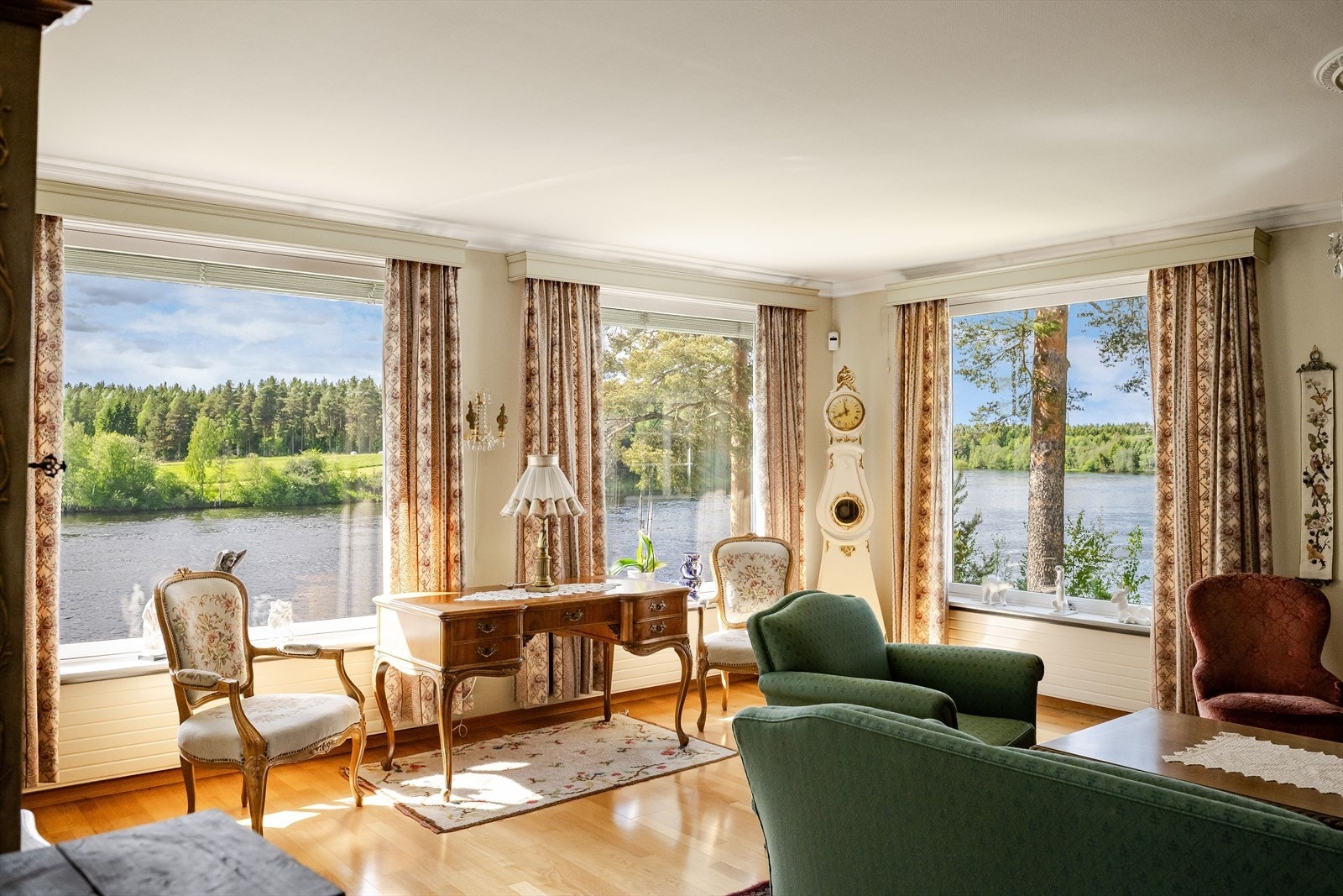 Her bor du svært idyllisk uten noe innsyn og med fantastisk utsikt over vakker natur. Galleribilde