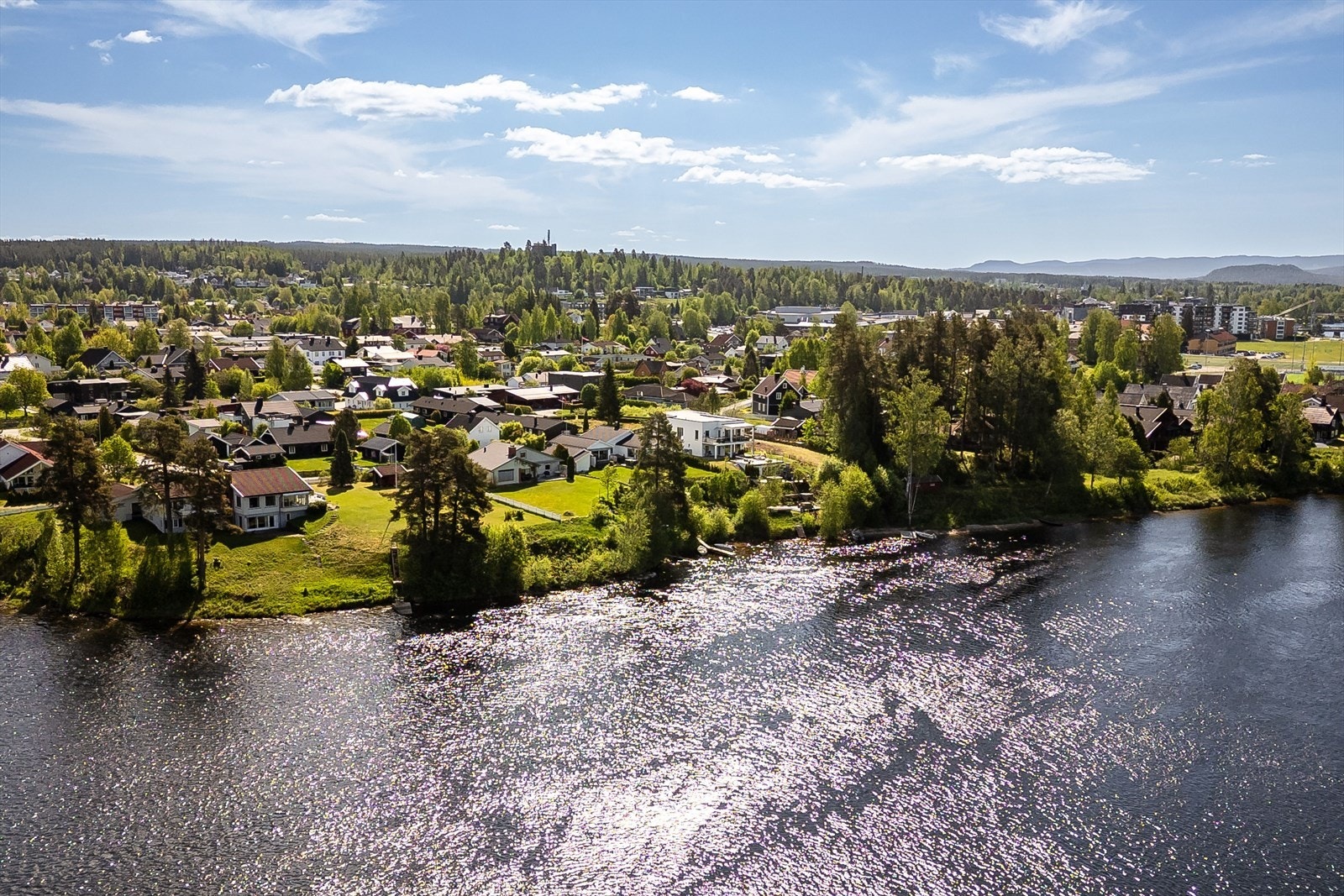 Området er svært sentralt og ligger rett i utkanten av Elverum sentrum. Her bor du med kun en kort spasertur til sentrum hvor du blant annet finner butikker, kjøpesentre, kaféer, restauranter, kino, bowlinghall, bibliotek, sykehus m.m. Galleribilde