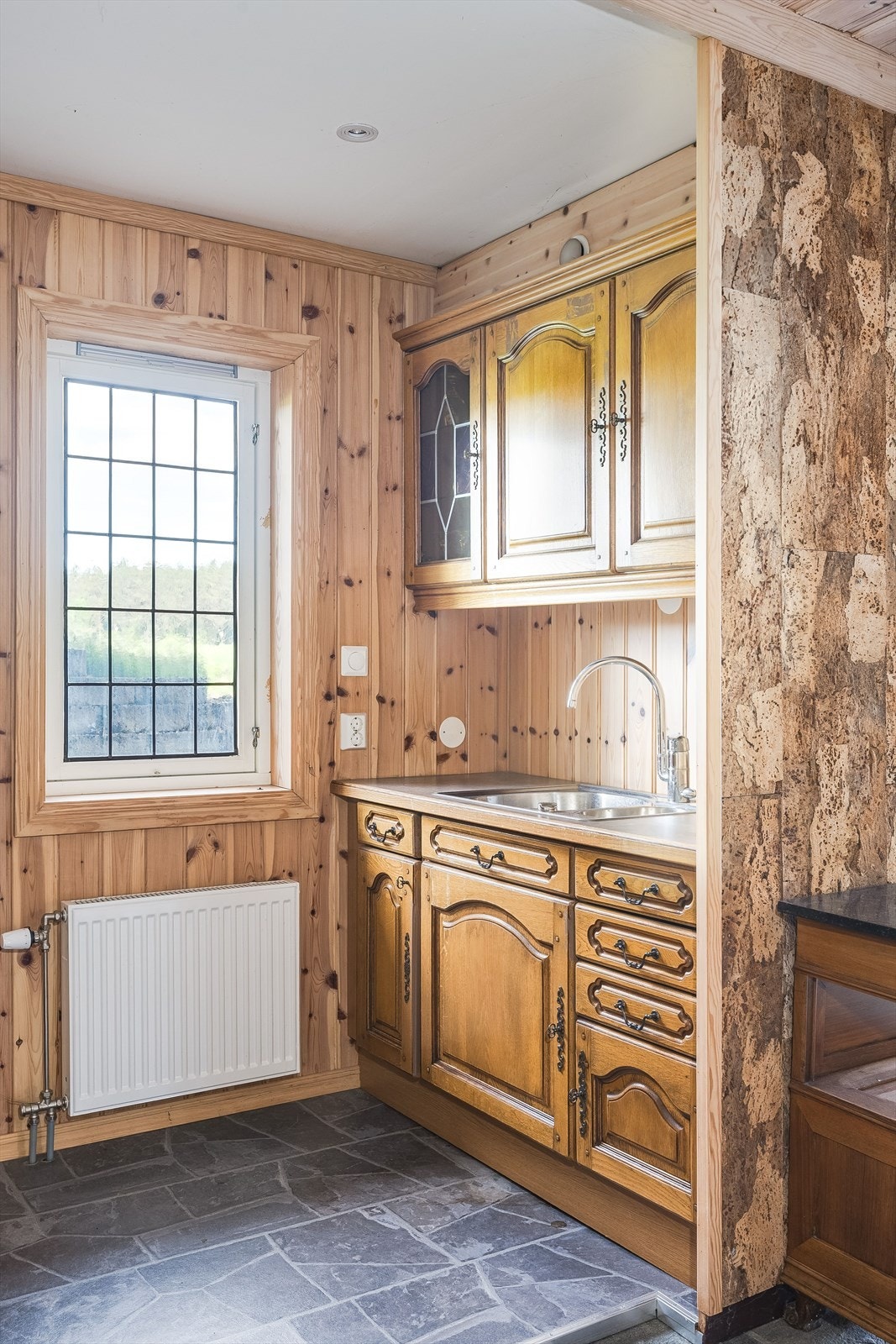 Kjøkkenkrok i stue i underetasjen (ikke i hybeldelen). Galleribilde