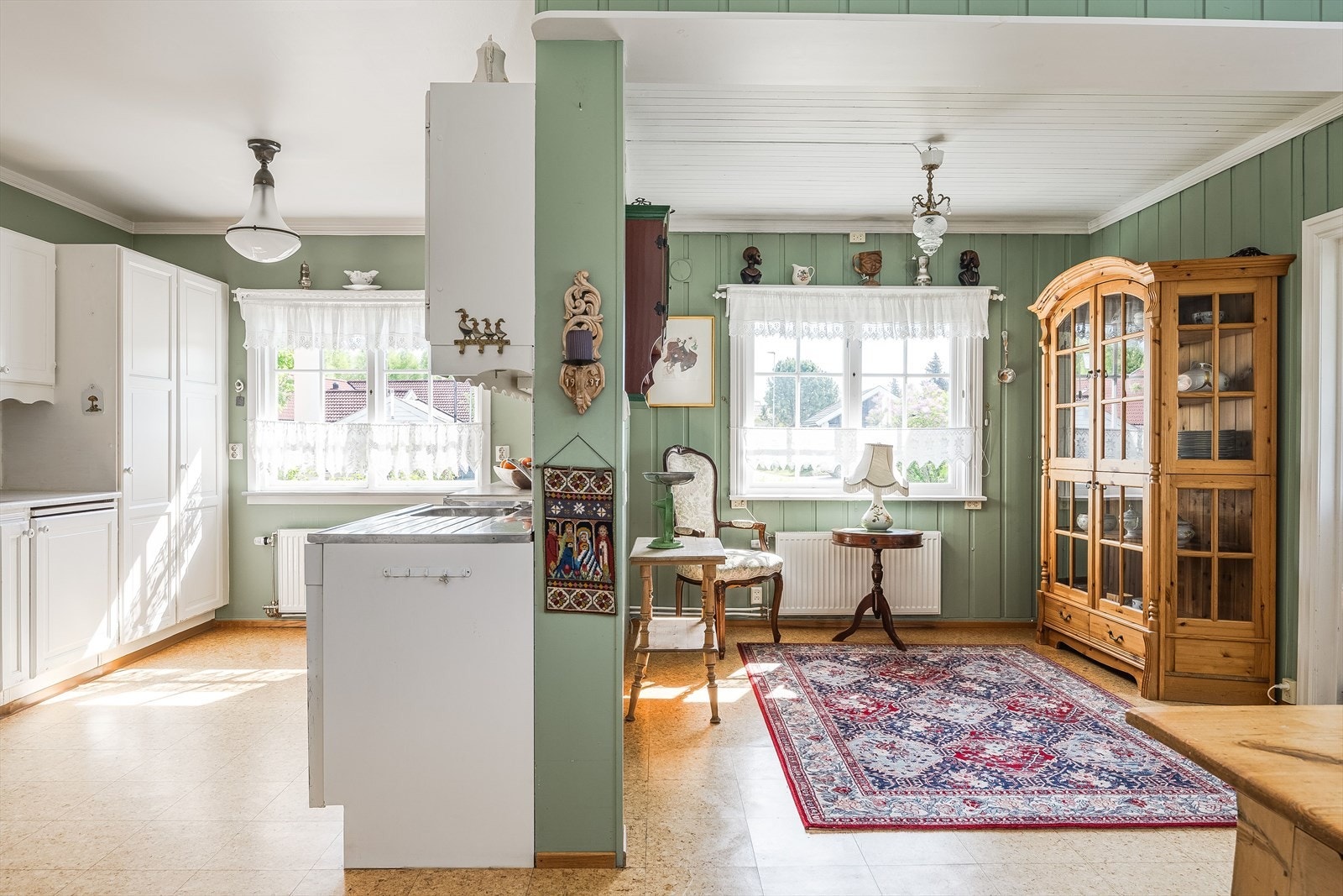 Todelt rom med god plass til spisebord. Galleribilde