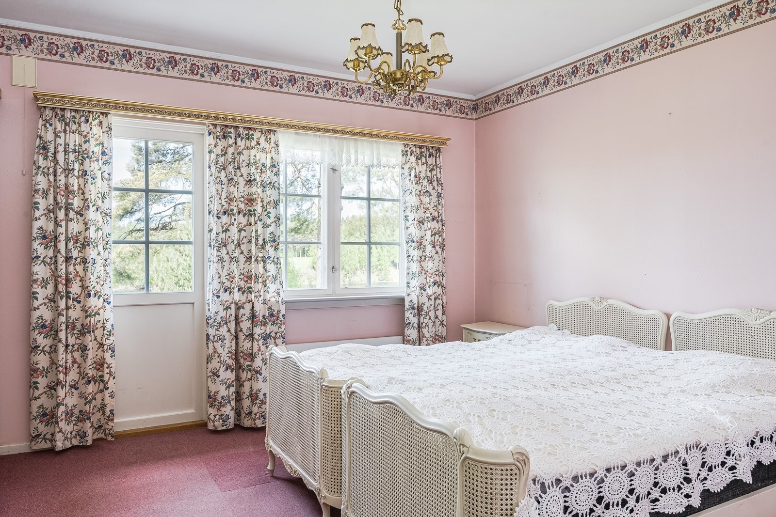 Stort hovedsoverom med god plass til dobbeltseng med tilhørende nattbord. Galleribilde