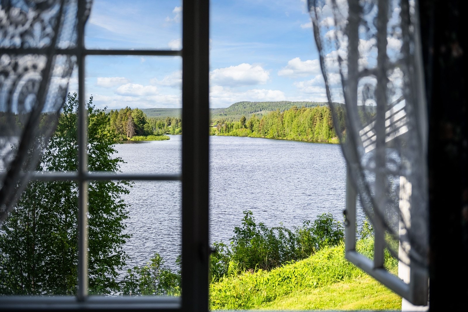 Alle soverommene i 1. etasje har flott utsikt over Glomma! Galleribilde