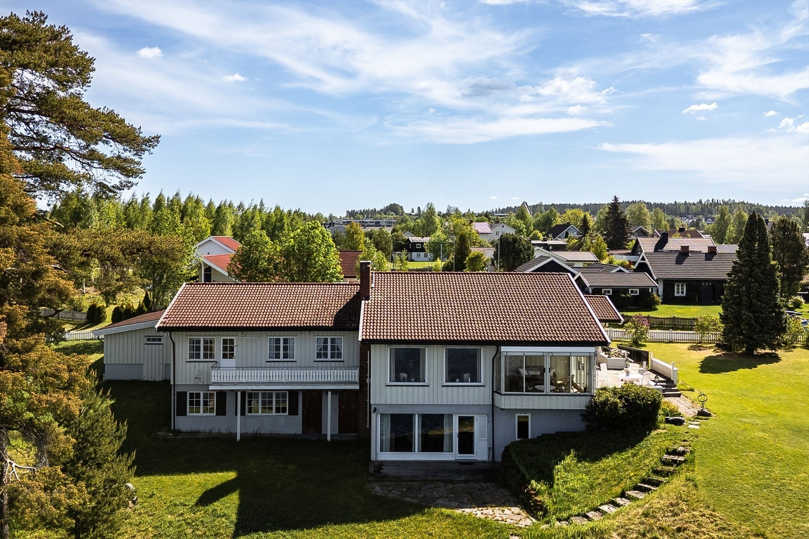 Stor og innholdsrik enebolig over to plan med bla. hybeldel i deler av underetasjen. Galleribilde