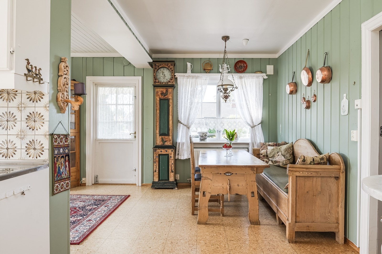 Det er også utgang til terrassen fra kjøkken/spisestue. Galleribilde