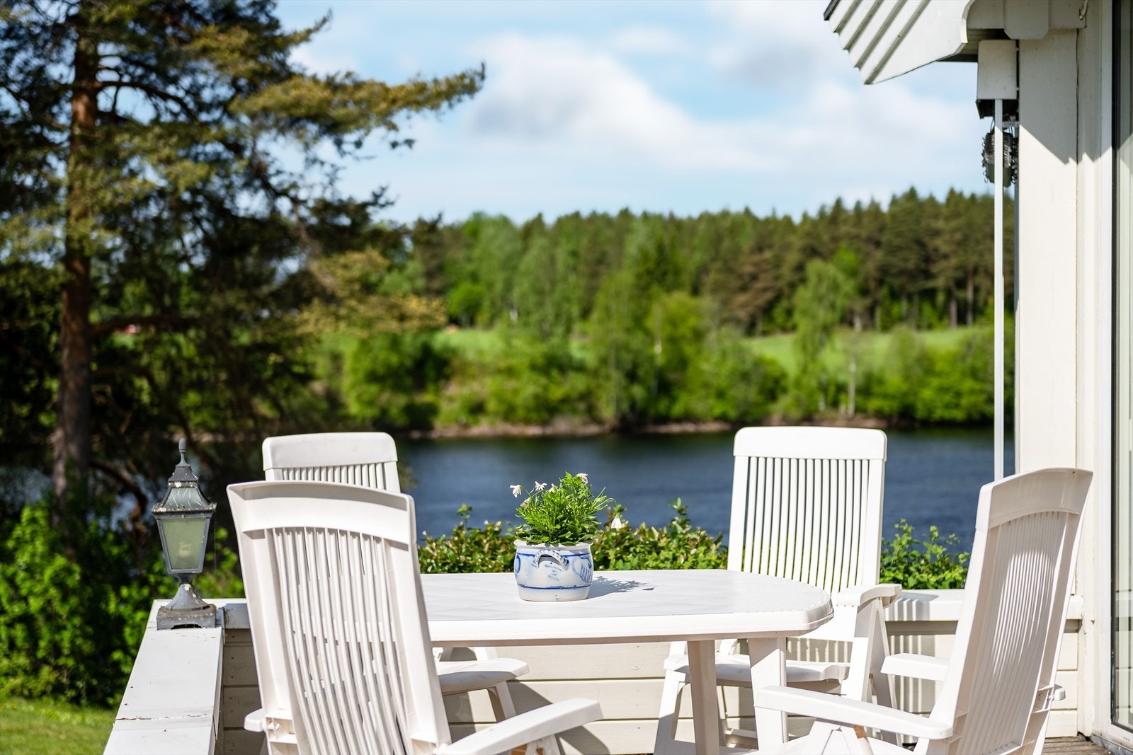 Terrassen som er på ca. 50m² vender mot syd som sørger for gode solforhold. Galleribilde