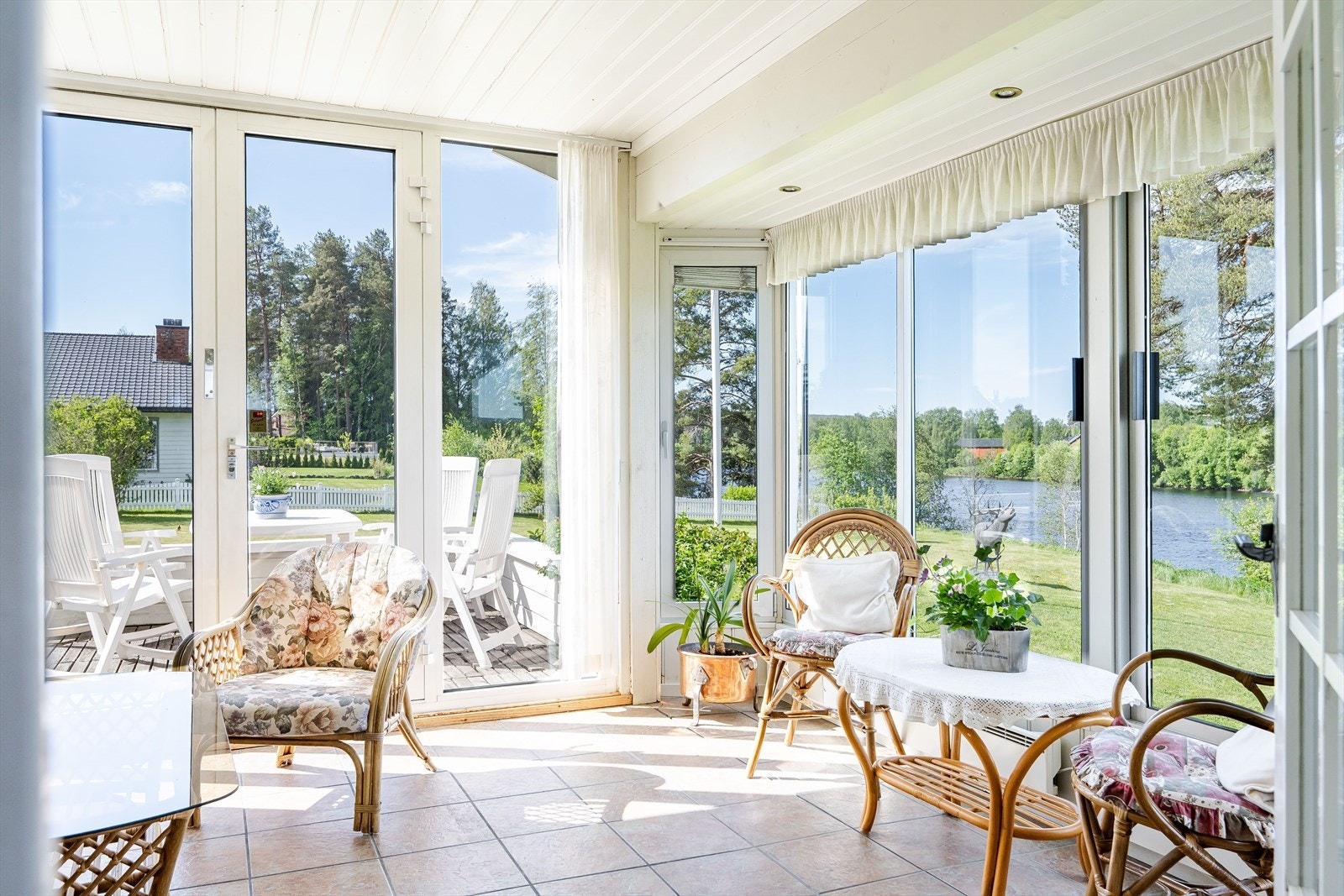 Fra stuen har du også adkomst til en lys og nydelig vinterhage på ca. 16m². Galleribilde