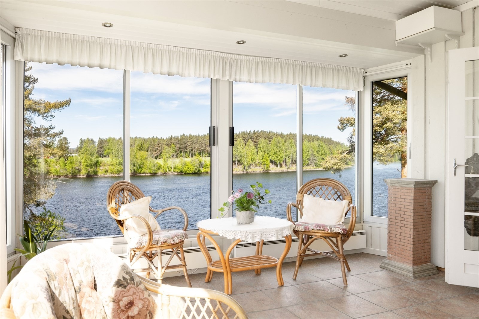 Terrassen har flislagt gulv og ble innglasset i 2005. Det store vindusflatene slipper inn rikelig med lys og åpner opp for den flotte utsikten. Galleribilde