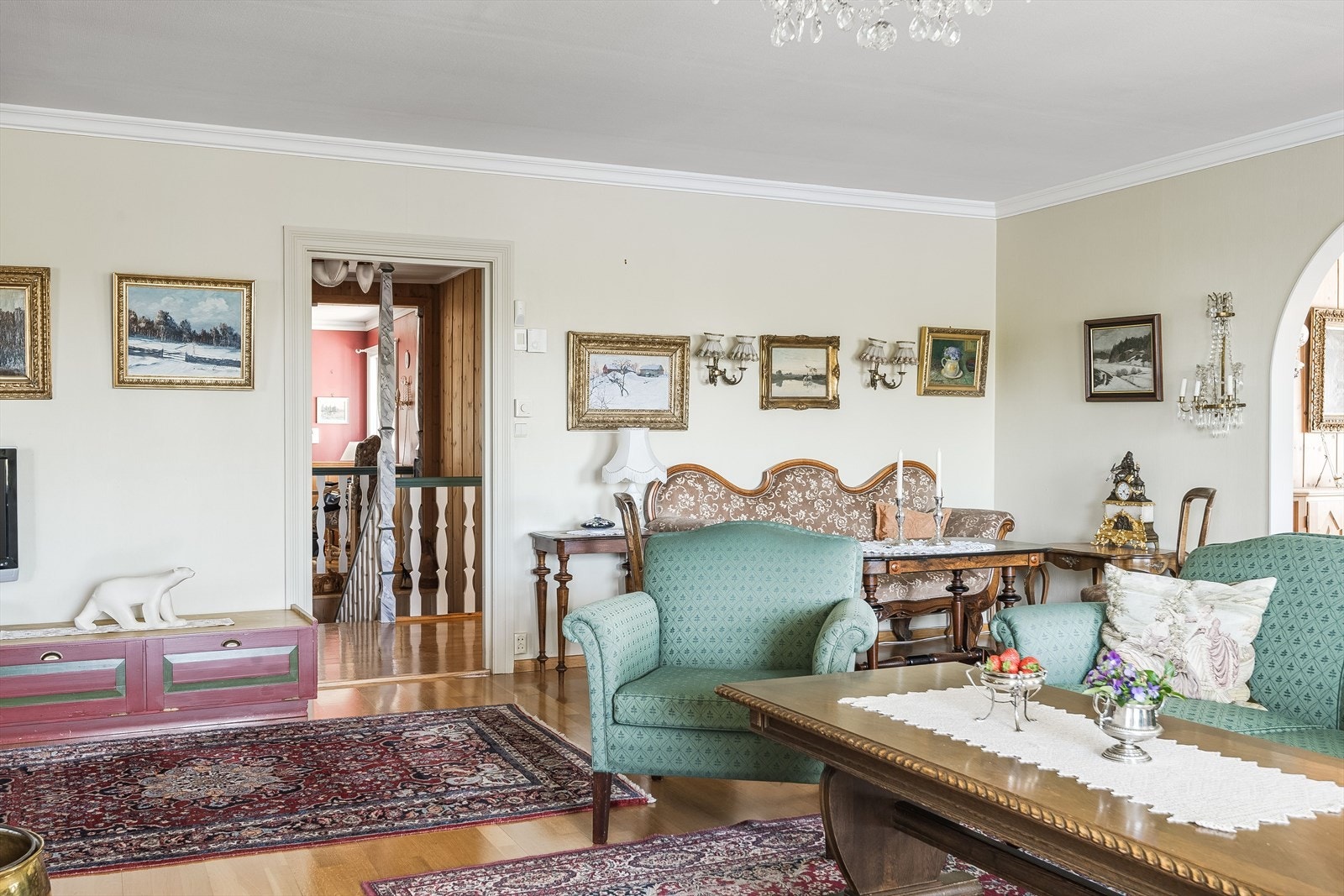 Fra gangen kommer du videre inn i en stor og flott stue. Galleribilde