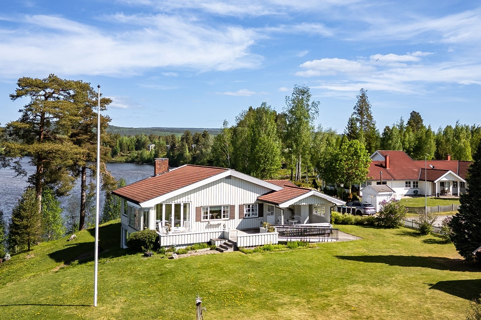 Eiendommen har fantastiske solforhold og nydelig utsikt over Glomma som ligger i umiddelbar nærhet. Her ligger alt til rette for mye utendørs hygge! Galleribilde