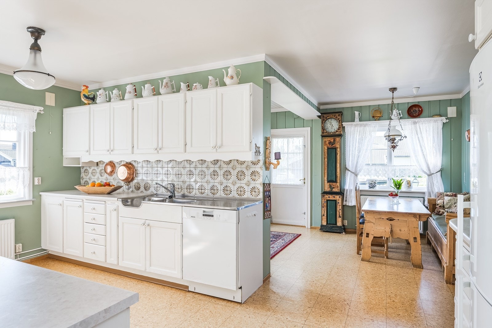 Kjøkkeninnredning med god skap- og benkeplass. Galleribilde