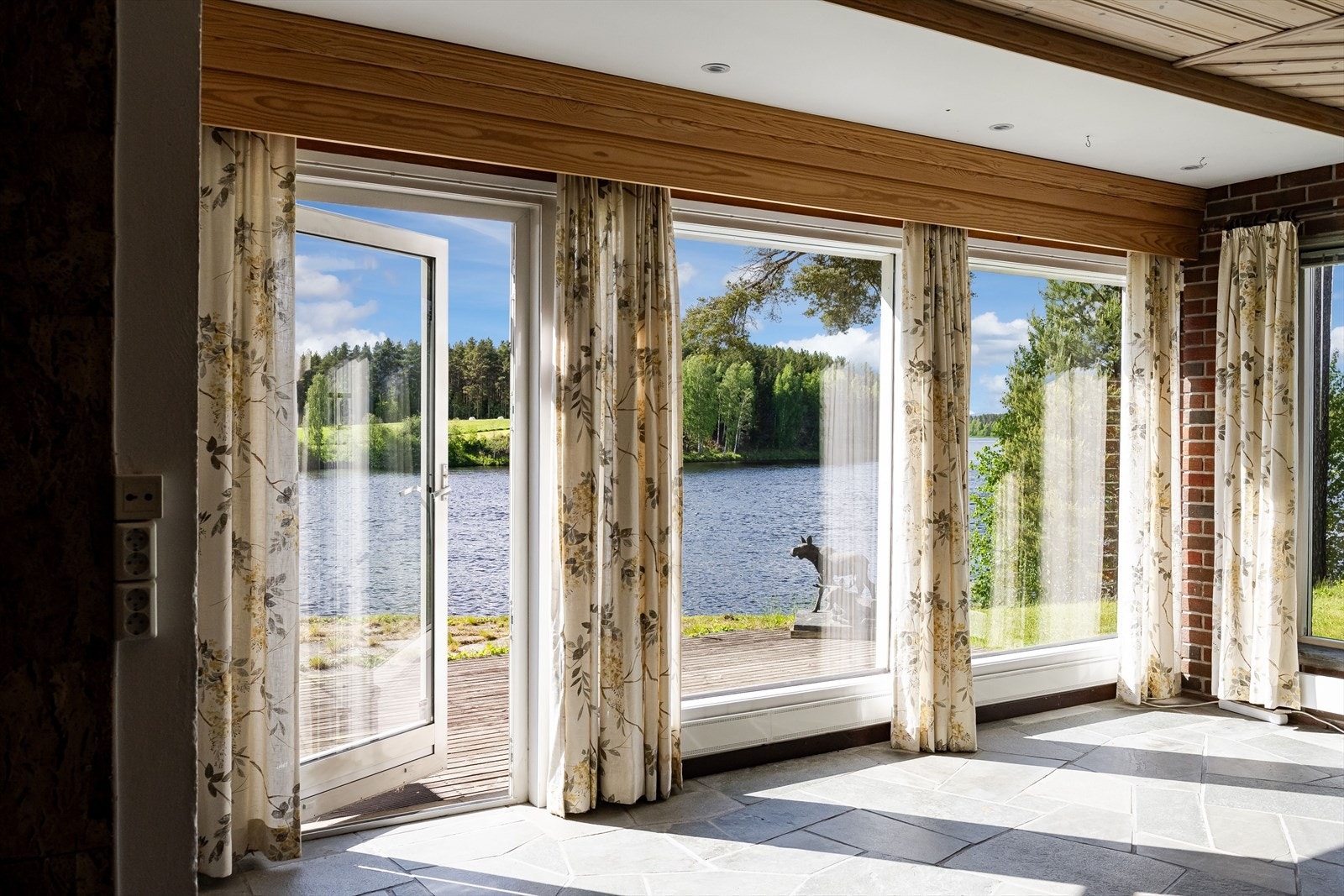 Stuen har store vindusflater som slipper inn rikelig med lys. Galleribilde