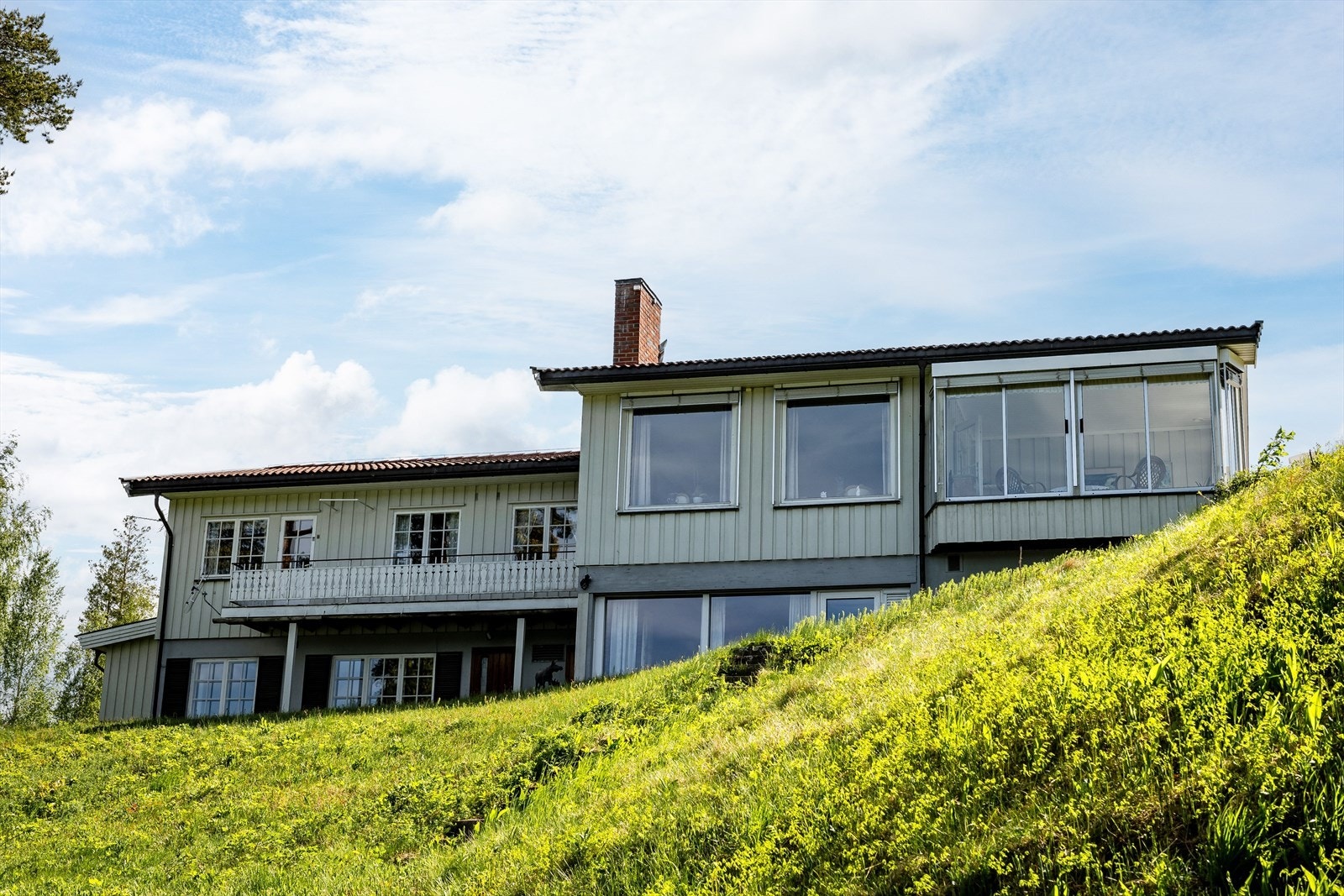 Det er også egen inngang til hybeldel i underetasjen som kan leies ut om ønskelig. Galleribilde