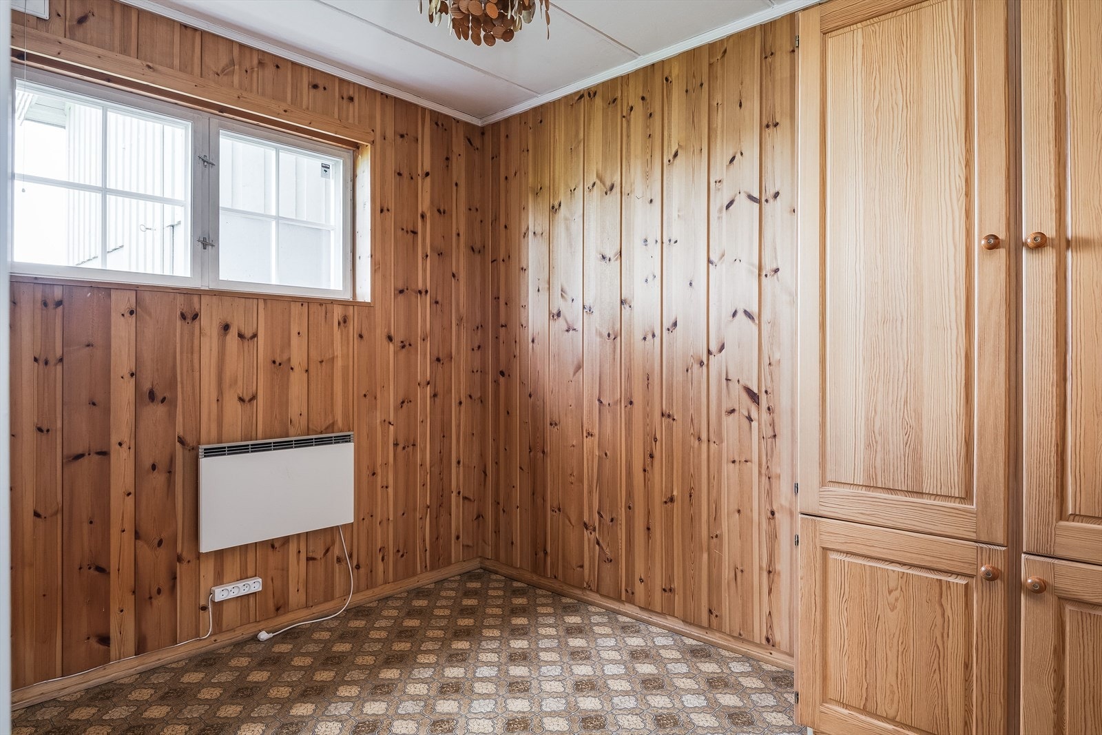 Soverom med garderobeskap i hybeldelen. Galleribilde