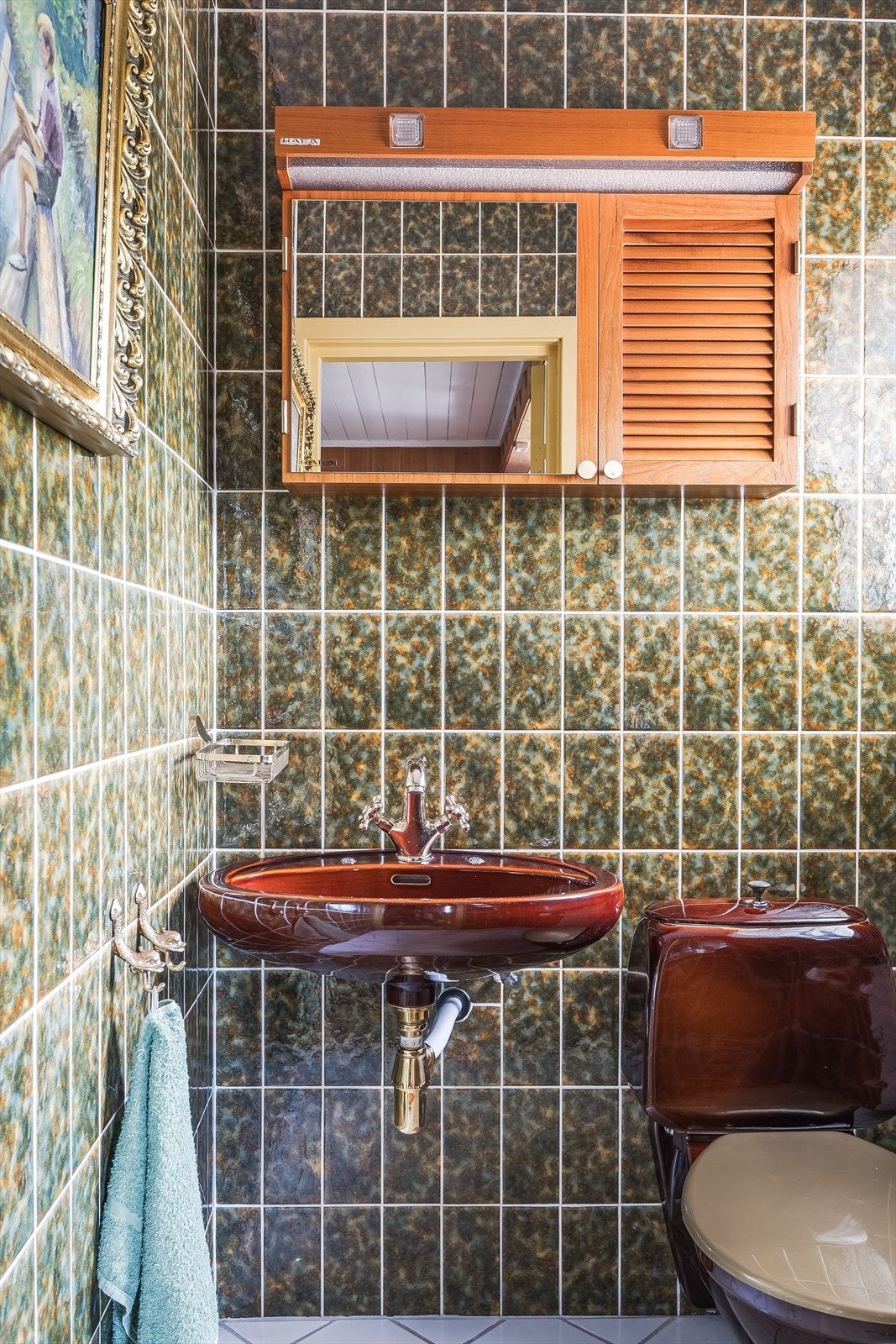 Med adkomst fra hallen/gangen er det et ekstra toalettrom med fliser på gulv og vegger. Galleribilde