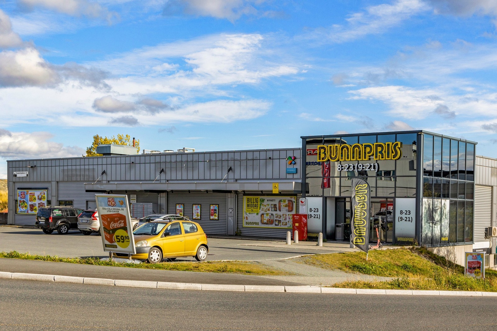 Kort vei til Heimdal Sentrum med butikker, frisør, bank og restauranter. Galleribilde