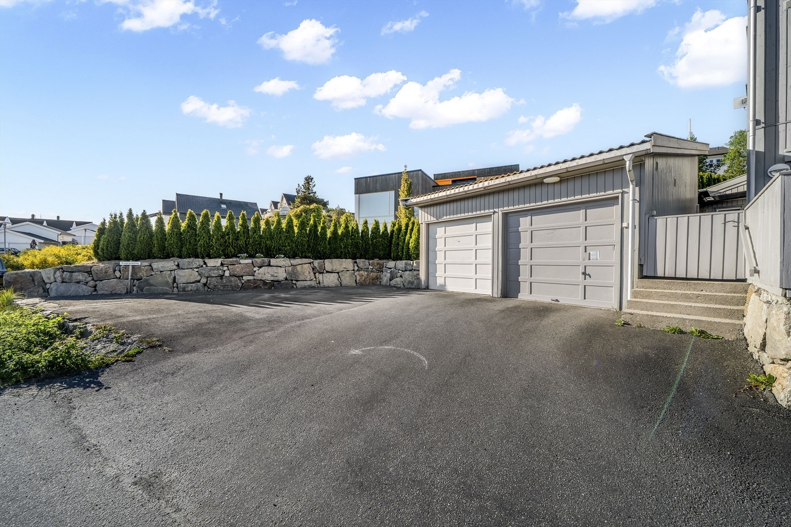 Parkering i garasje. Felles gårdsrom med sameiet. Galleribilde