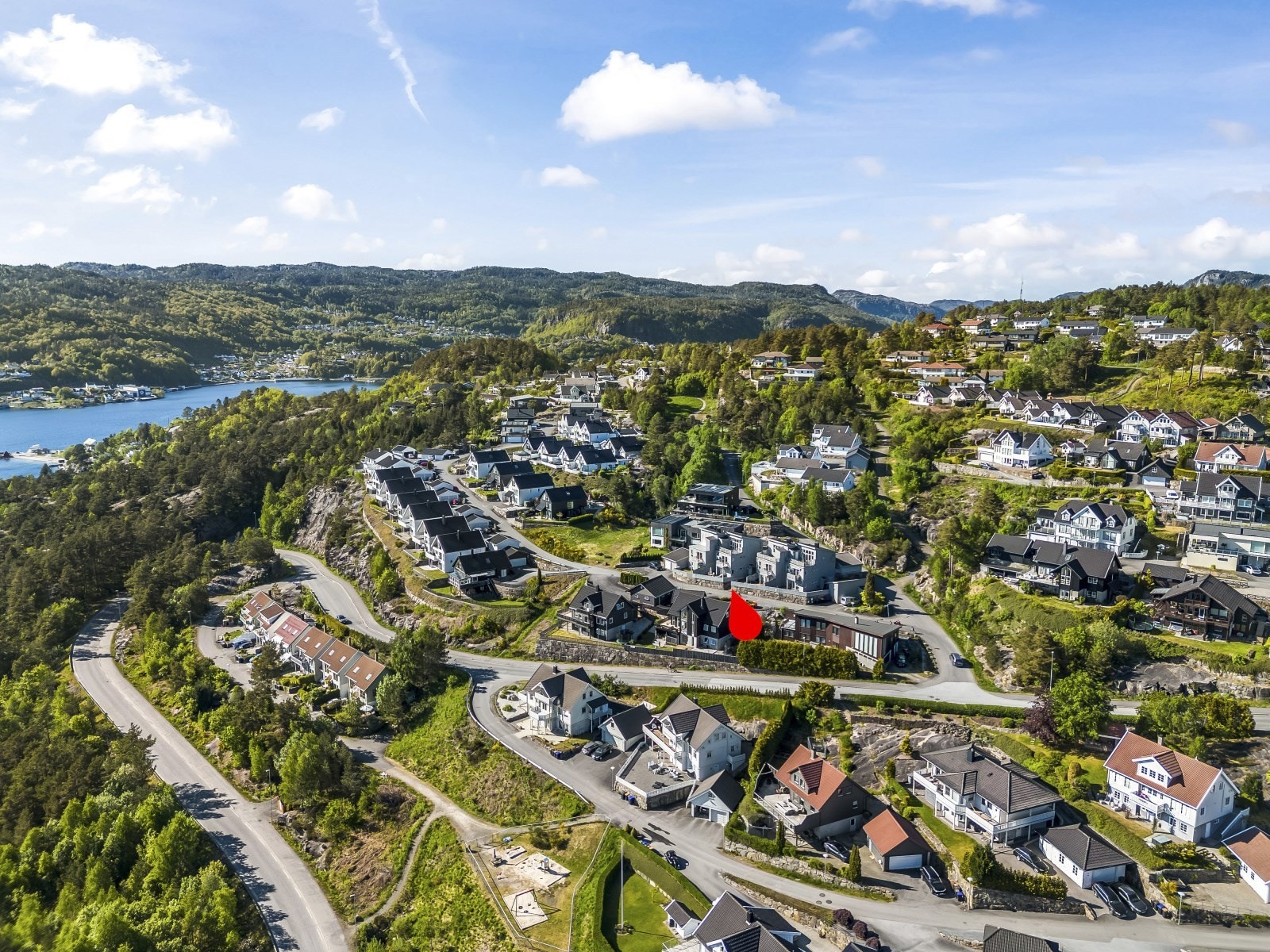 I kort gangavstand fra boligen finner du flotte tur- og rekreasjonsområder med lysløype og utsiktspunkt. . Galleribilde