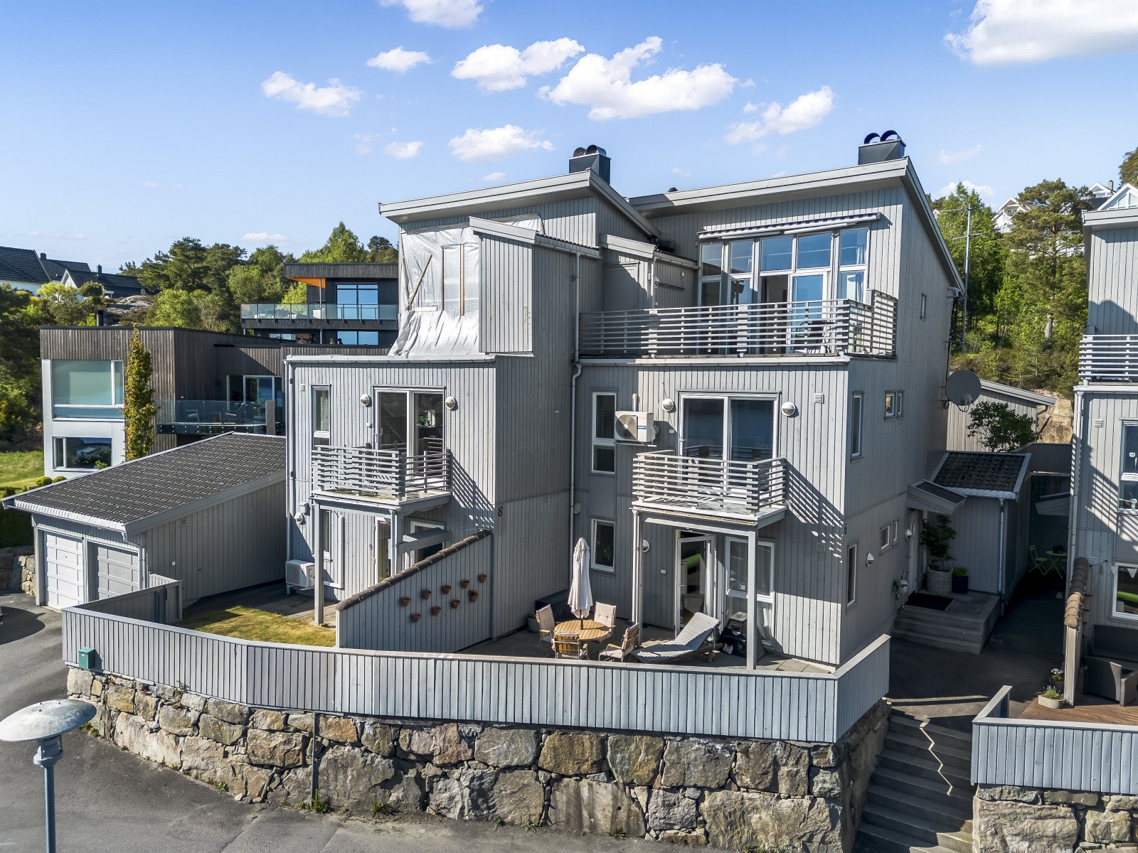 Solrik terrasse hvor du kan nyte lange dager utendørs. Galleribilde