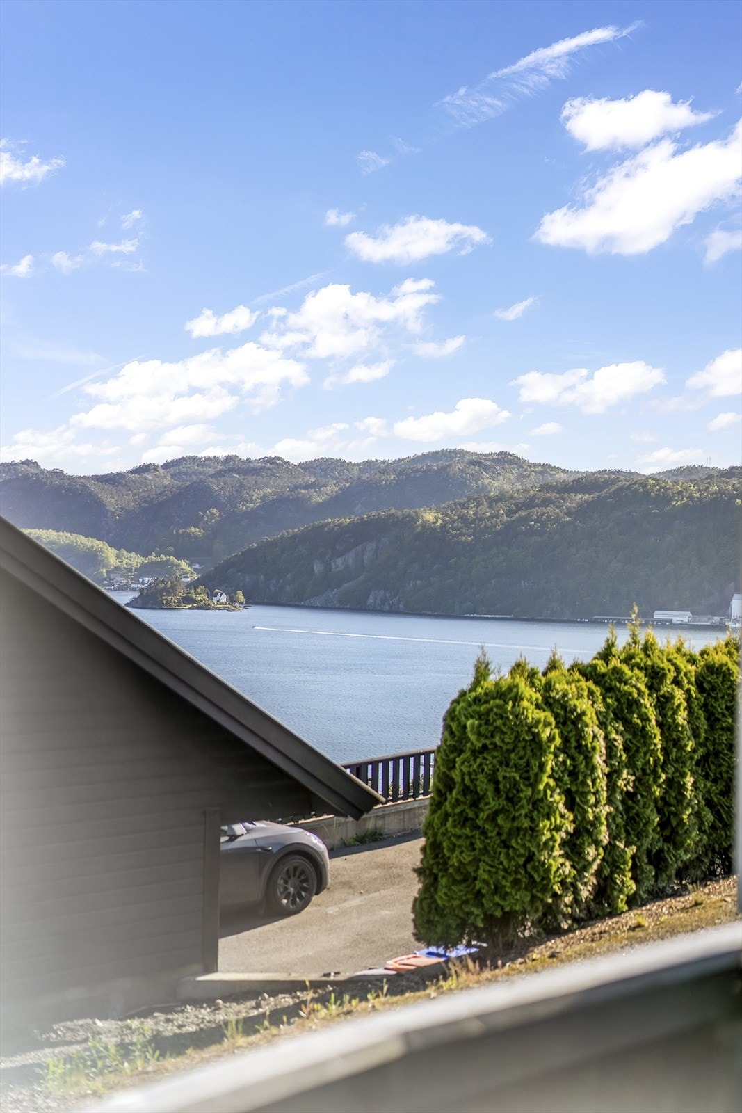 Utsikt mot fjord og fjell! Galleribilde