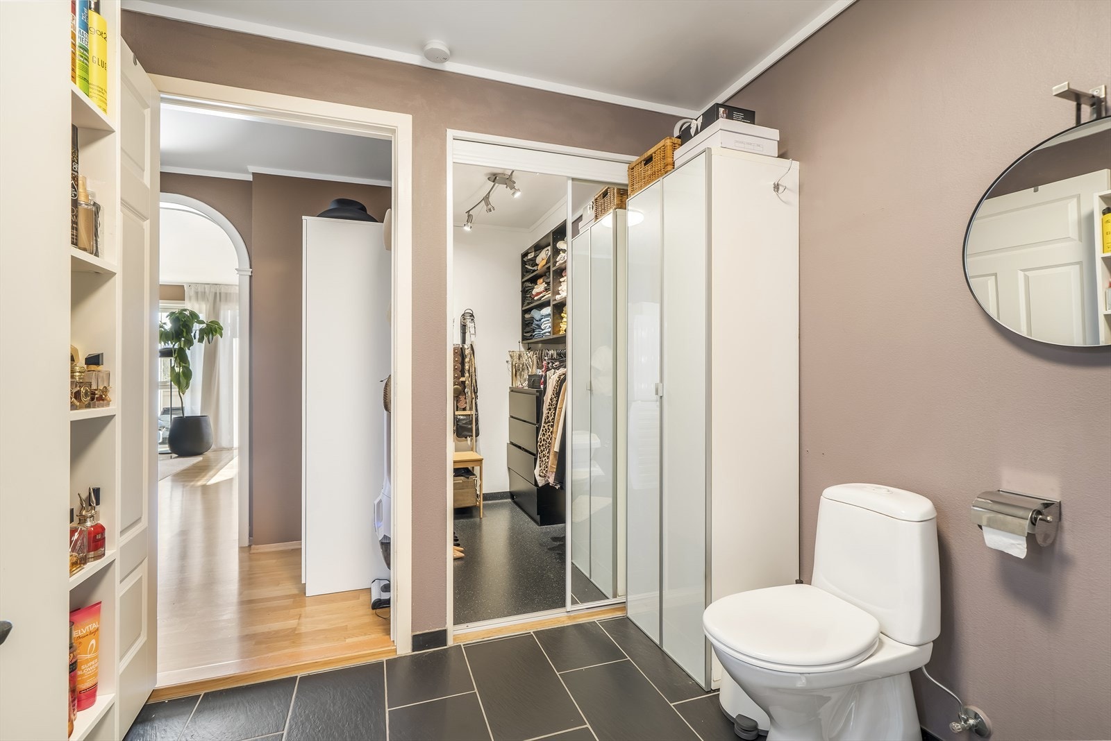 Tilliggende walk-in-closet fra badet Galleribilde