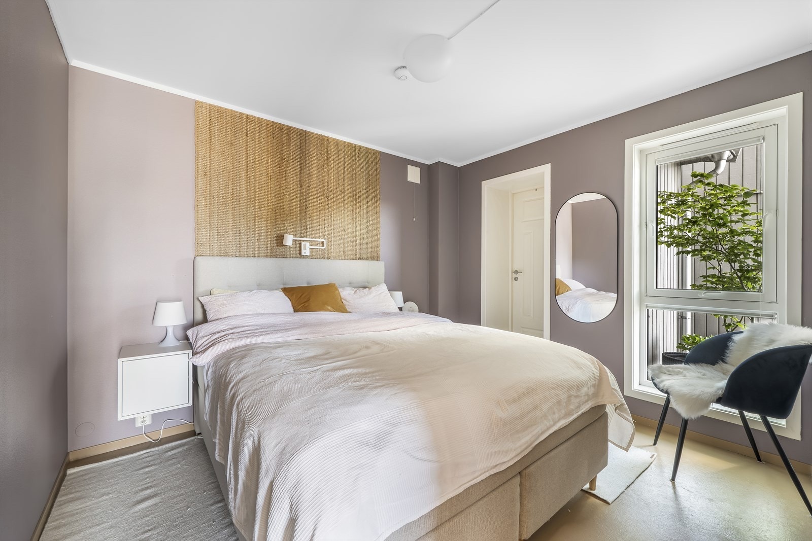 Stort og luftig soverom tilknyttet bod/walk-in-closet Galleribilde