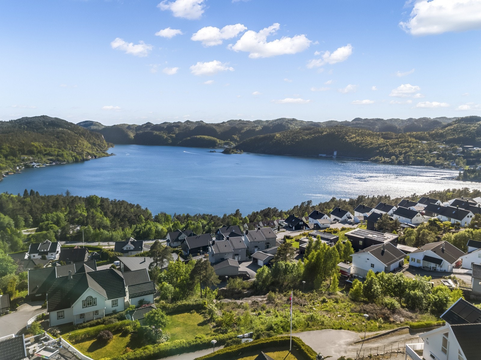 Videre er det koselig badestrand i Raulibukta. Galleribilde