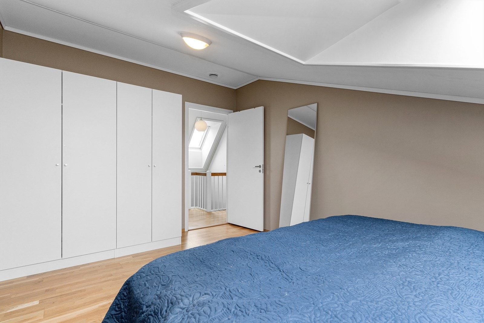 Hovedsoverommet har en stor garderobe og ellers god plass til innredning. Galleribilde