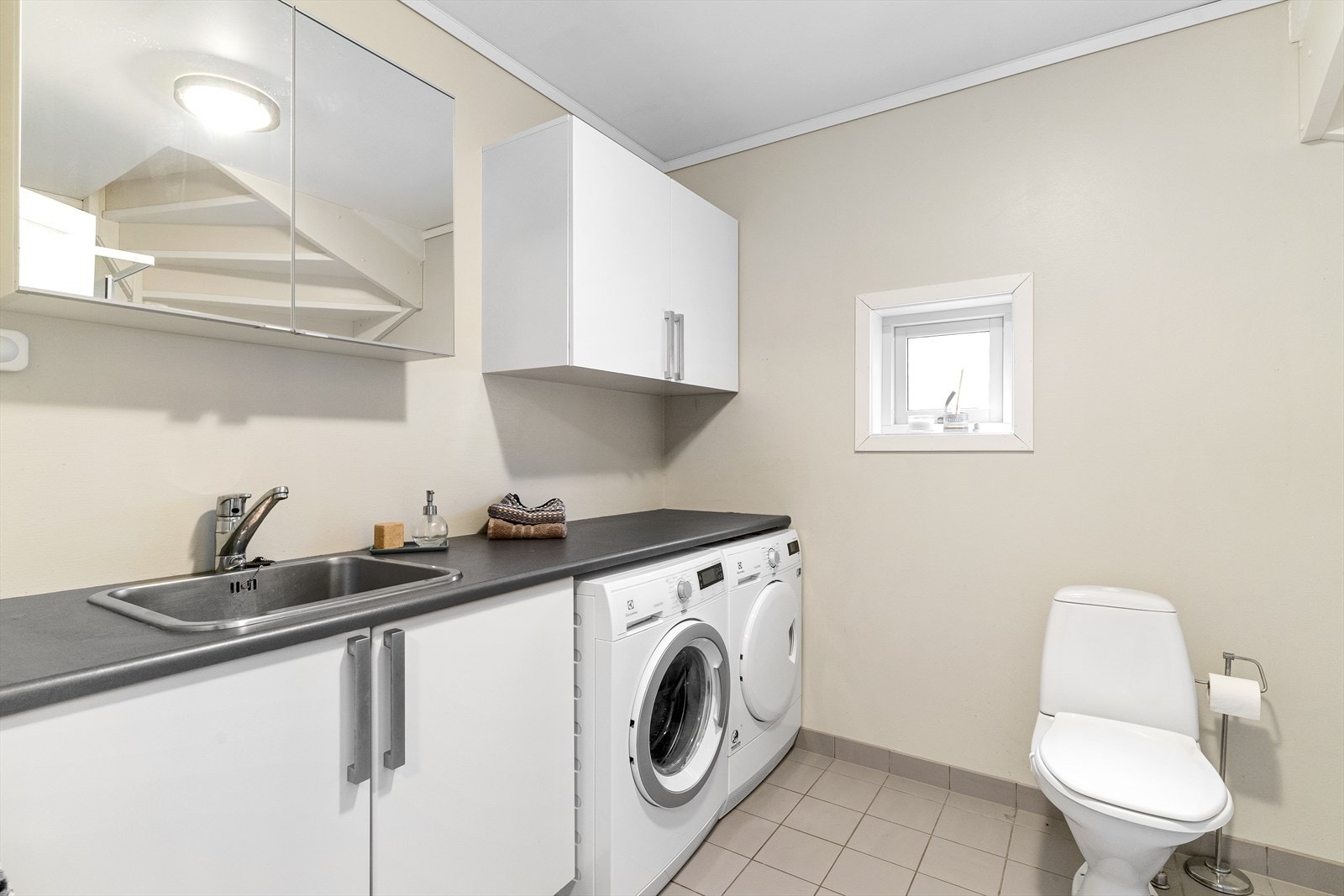 Et svært praktisk, kombinert bad og vaskerom med direkte tilgang fra entréen. Galleribilde