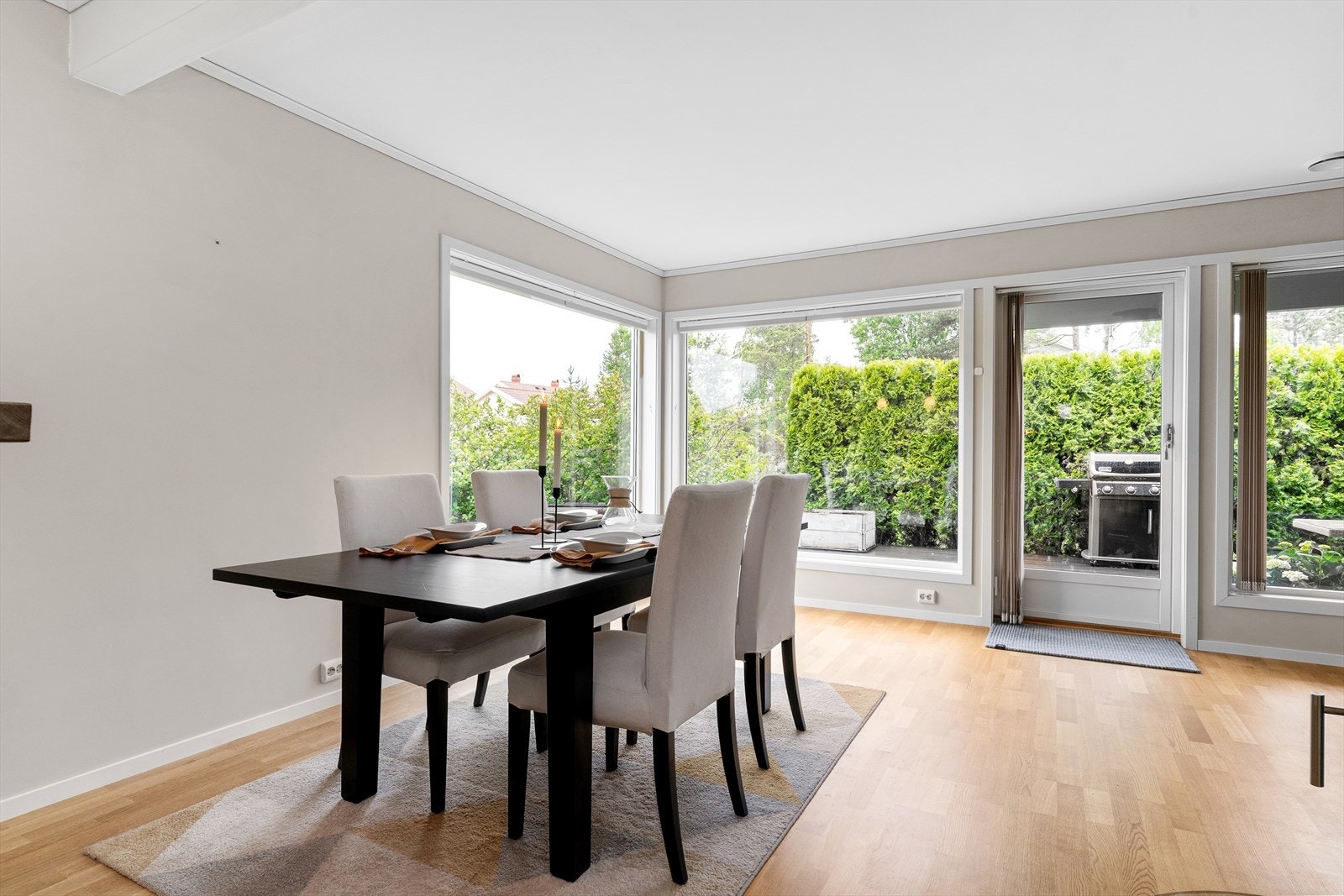 Ved kjøkkenet er det god plass til et stort spisebord. Galleribilde