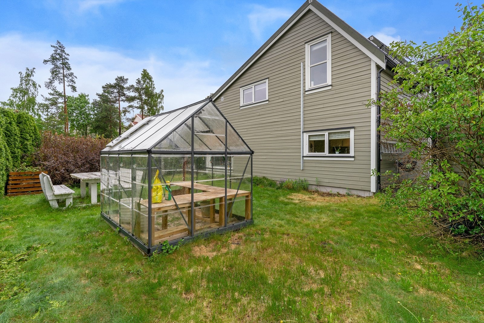 I hagen finnes et trivelig drivhus, for de som har grønne fingre. Galleribilde