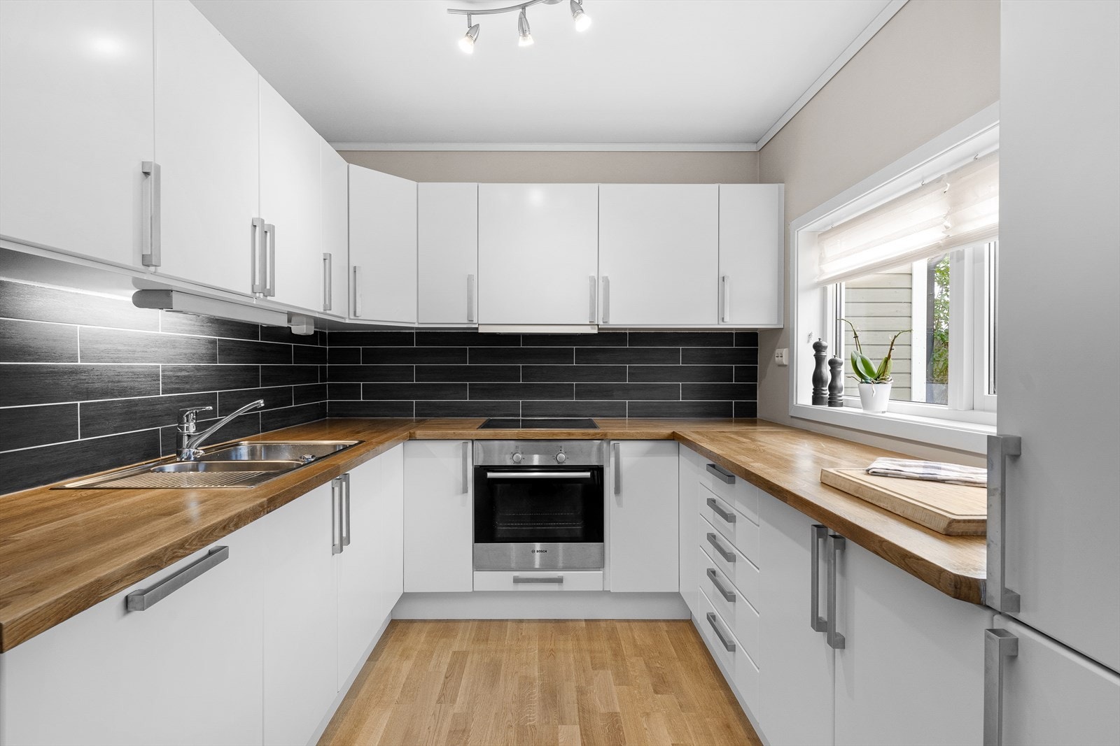 Kjøkkenet er godt utstyrt med integrert stekeovn, platetopp, ventilator, oppvaskmaskin og kjøl/frys. Galleribilde