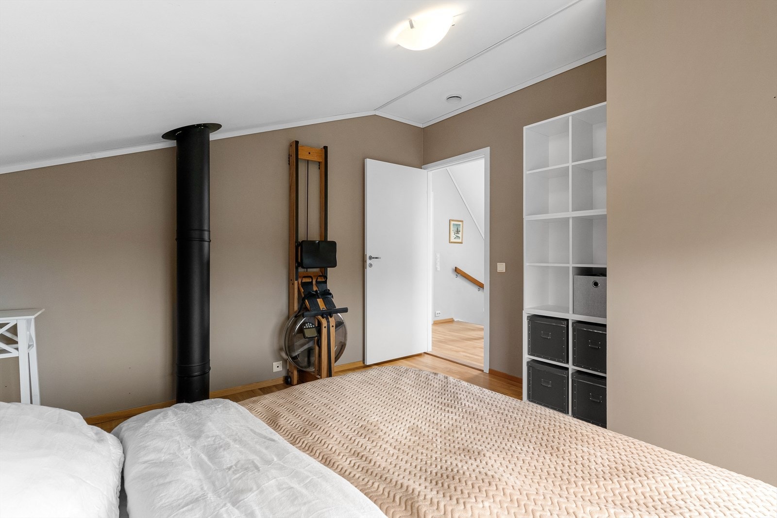 Det er også plass til garderobeskap. Galleribilde