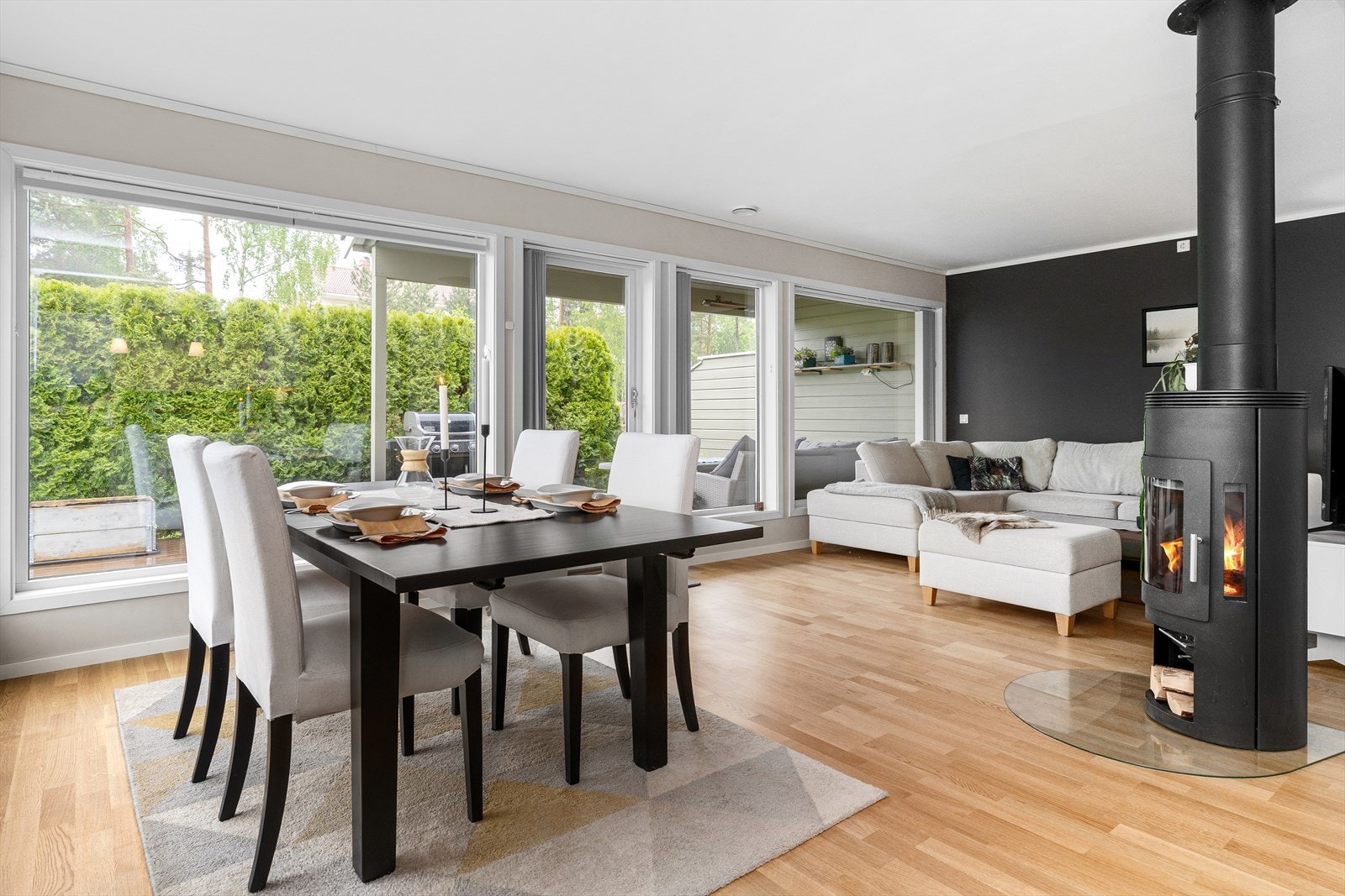 En tiltalende enebolig med koselig uteareal og gode solforhold, beliggende i attraktive omgivelser på Gamlegrendåsen syd. Galleribilde