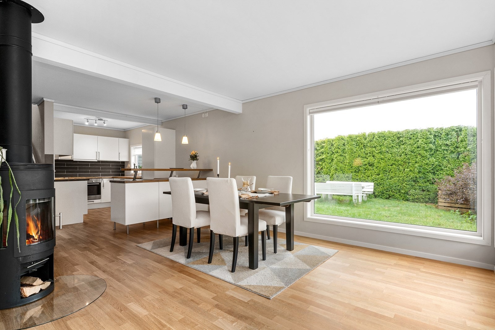 Kjøkkenet har en åpen løsning mot stue, noe som gir en luftig romfølelse og skaper et sosialt og funksjonelt allrom. Galleribilde