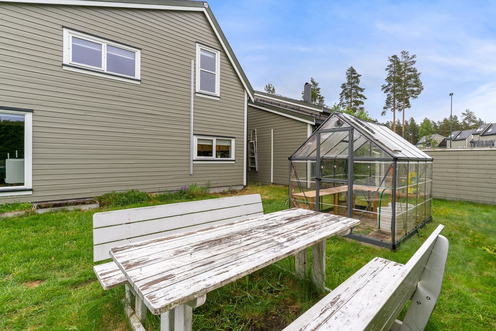 Hagen er familievennlig omkranset av hekk mot vei, så små kan leke trygt. Galleribilde