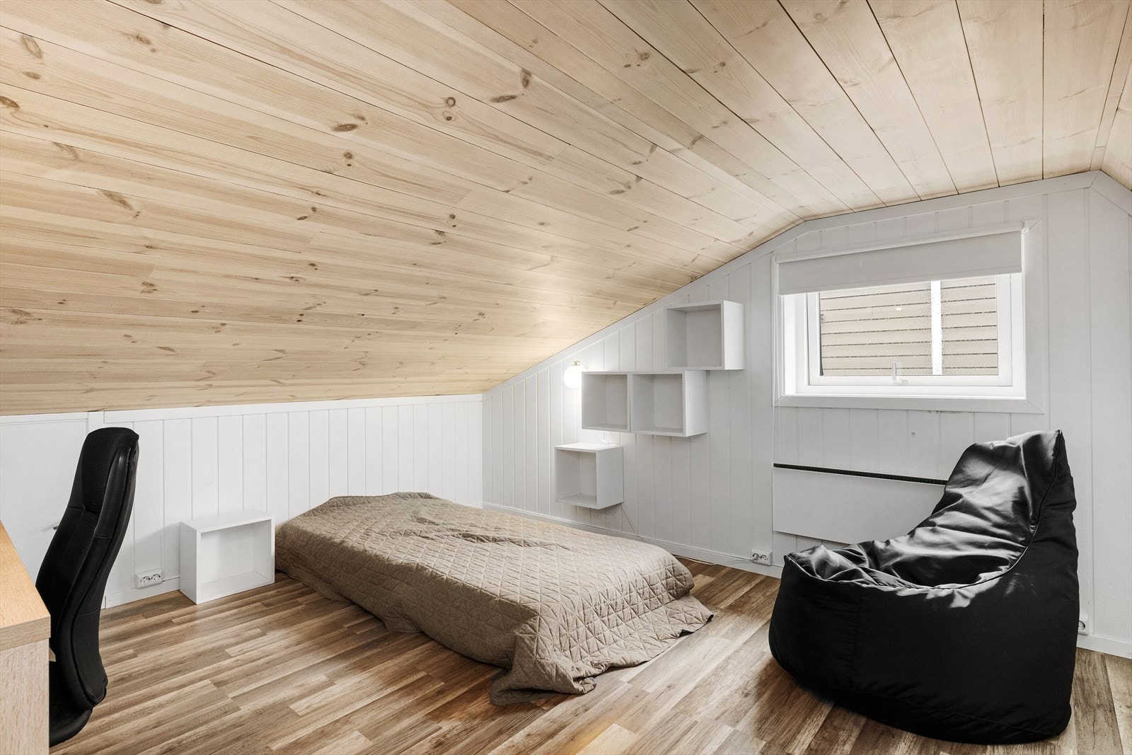 Fra hovedsoverommet er det dør til et etablert rom i ettertid, over carport. Galleribilde