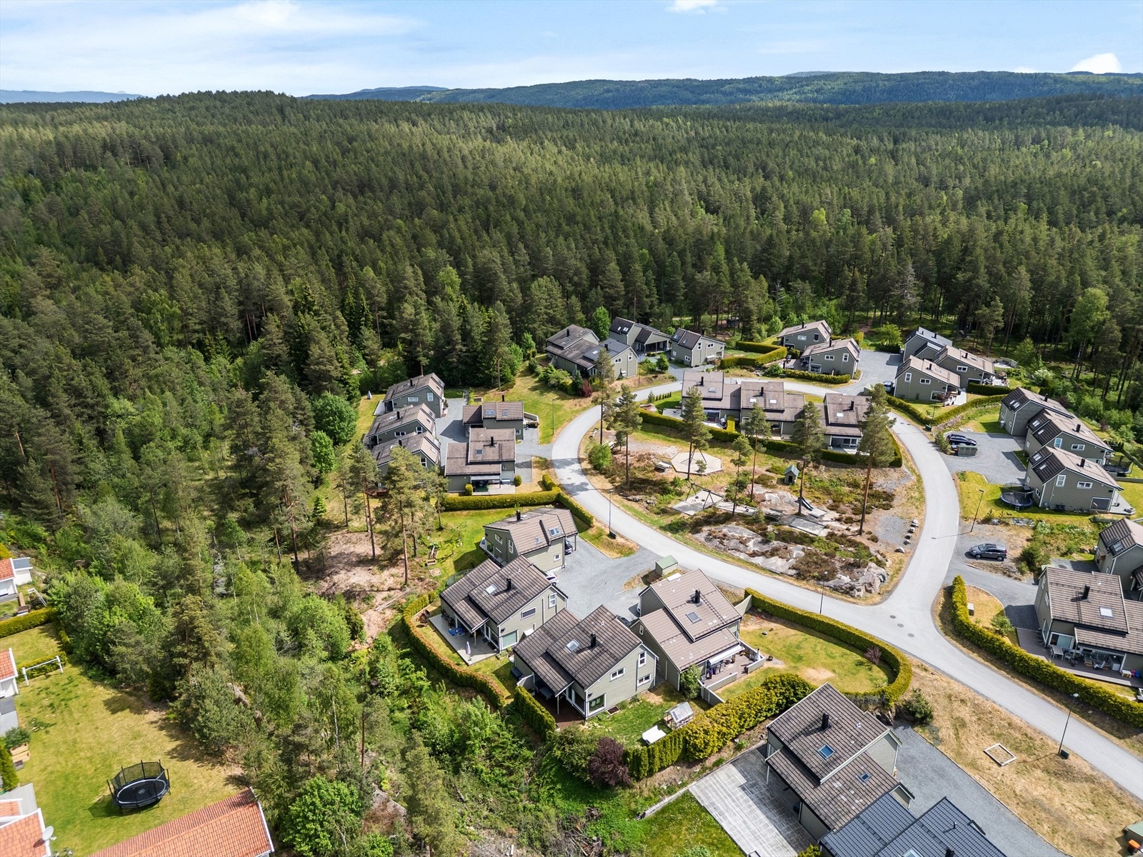 Her bor du i et rolig og etablert boligstrøk med nærhet til barnehager, skole og flotte turområder. Galleribilde