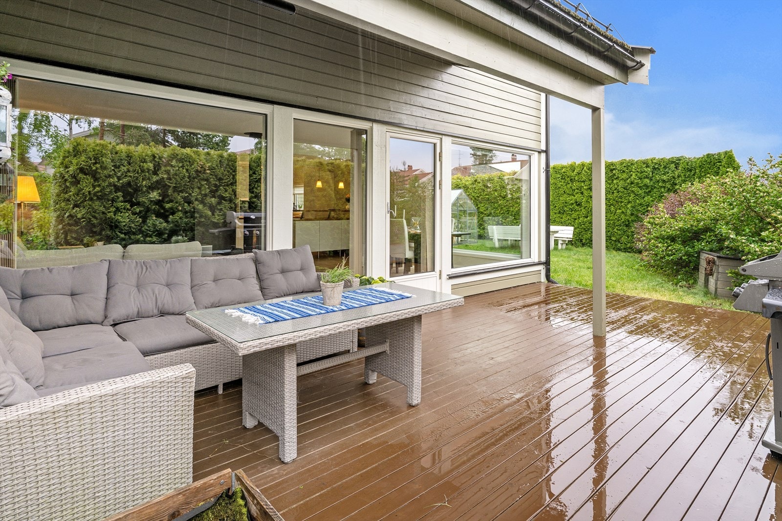 Boligen byr på flotte uteplasser med gode solforhold og en skjermet hage. Galleribilde